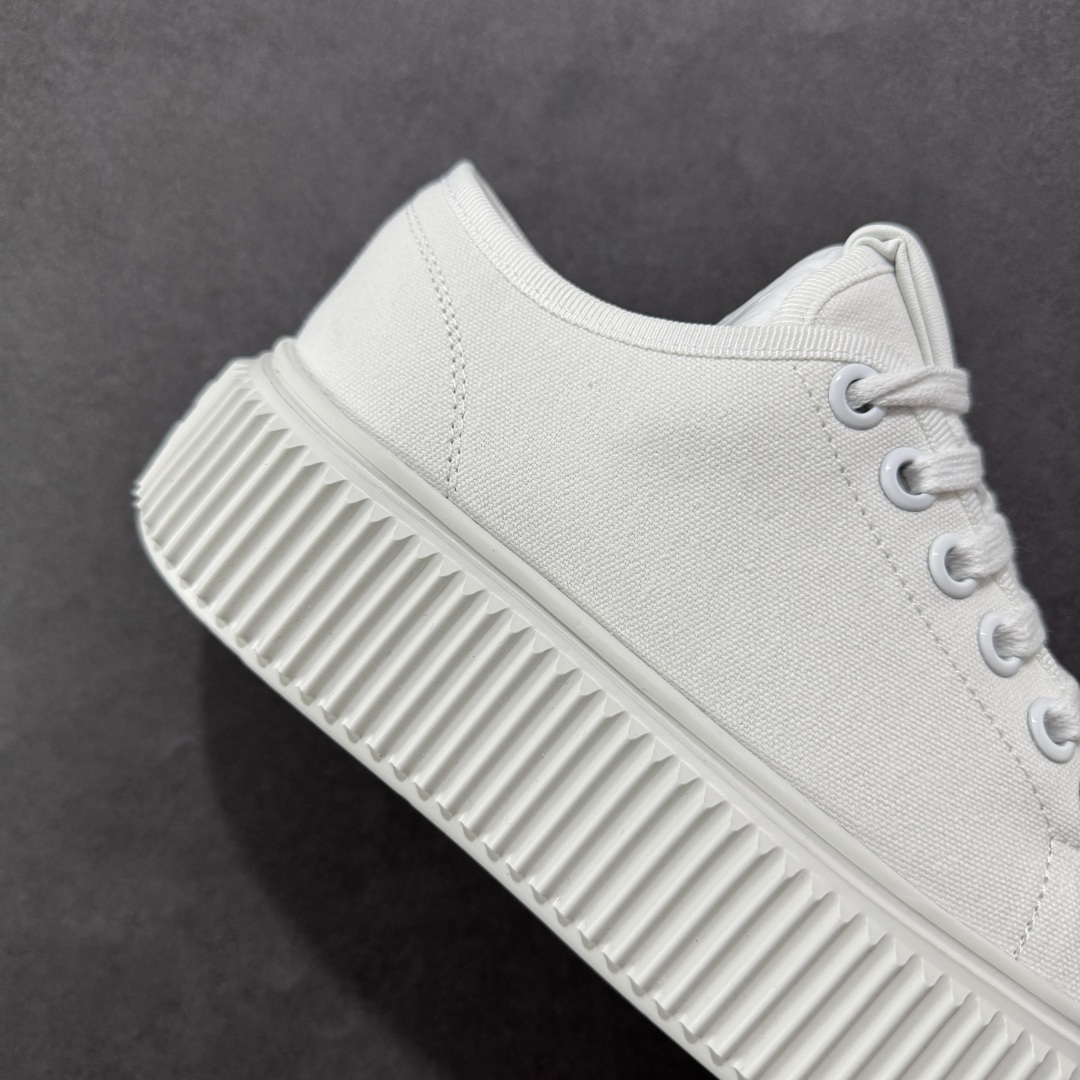 图片[6]-【广东纯原版本】Miumiu缪缪时装周Miu Miu 2025春夏系列秀场本季Miu Miu延续了该风格推出了专属款，整体鞋型线条简约＋轻薄鞋底设计，配色大胆时尚~相信还会 春夏新款英伦风系带MiuMiu秀场工艺来自Miu Miu系列的细节特写 新季的潮流要素一 与此刻挚爱的概念，多元对撞，传达现代风格~ 35-40-选品中心