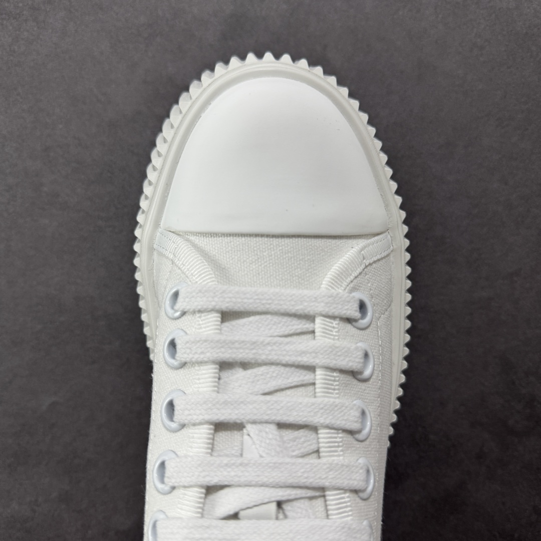 图片[8]-【广东纯原版本】Miumiu缪缪时装周Miu Miu 2025春夏系列秀场本季Miu Miu延续了该风格推出了专属款，整体鞋型线条简约＋轻薄鞋底设计，配色大胆时尚~相信还会 春夏新款英伦风系带MiuMiu秀场工艺来自Miu Miu系列的细节特写 新季的潮流要素一 与此刻挚爱的概念，多元对撞，传达现代风格~ 35-40-选品中心