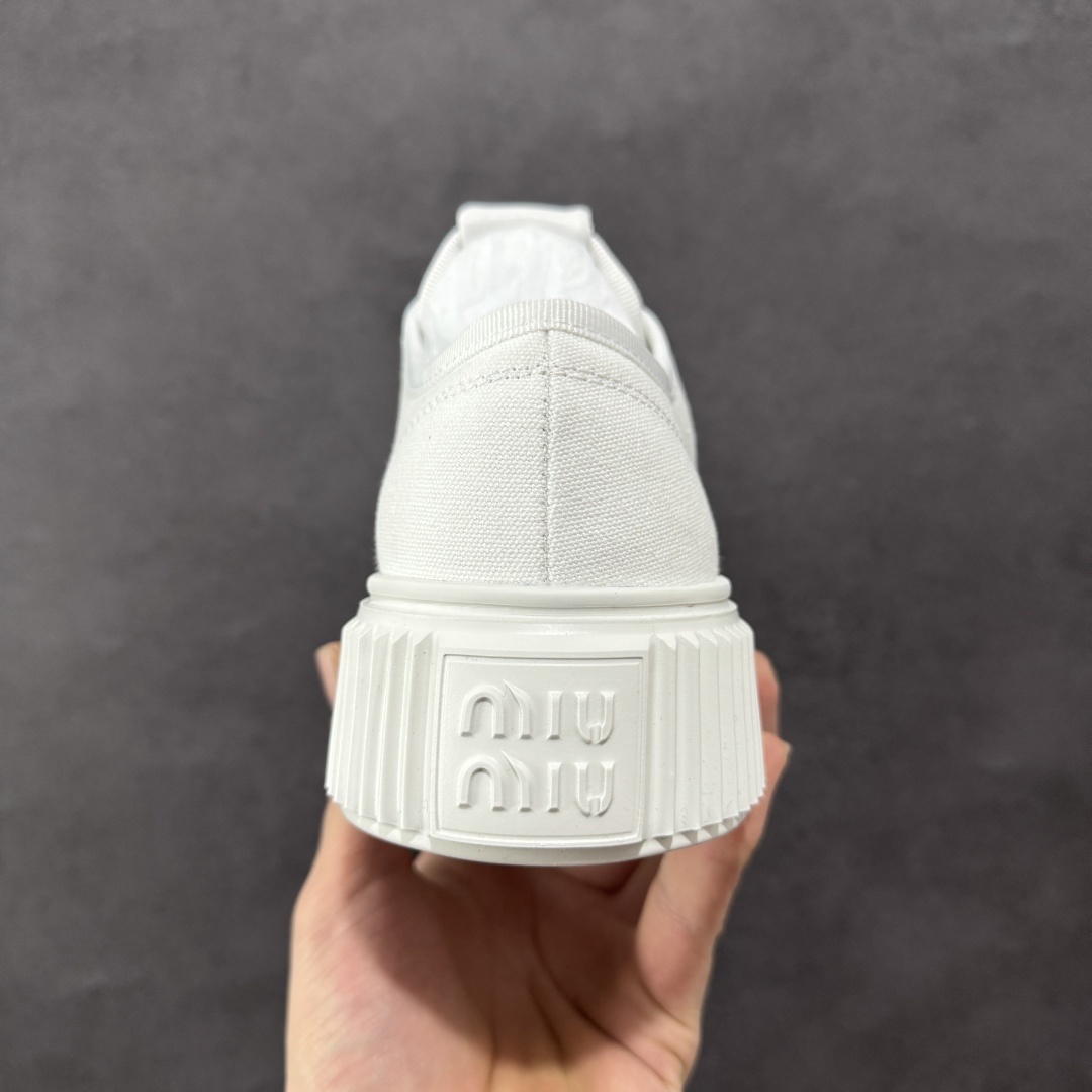 图片[4]-【广东纯原版本】Miumiu缪缪时装周Miu Miu 2025春夏系列秀场本季Miu Miu延续了该风格推出了专属款，整体鞋型线条简约＋轻薄鞋底设计，配色大胆时尚~相信还会 春夏新款英伦风系带MiuMiu秀场工艺来自Miu Miu系列的细节特写 新季的潮流要素一 与此刻挚爱的概念，多元对撞，传达现代风格~ 35-40-选品中心