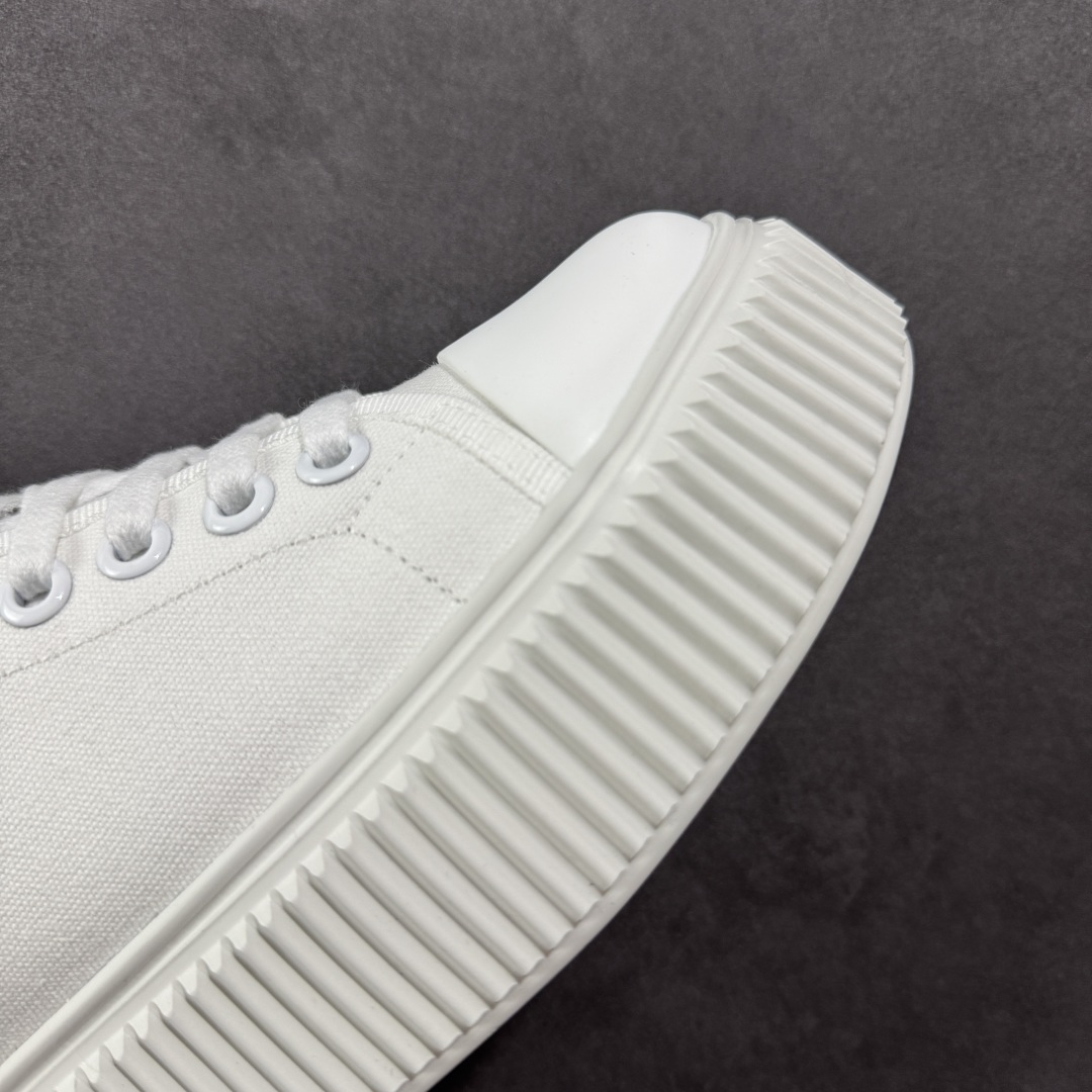 图片[5]-【广东纯原版本】Miumiu缪缪时装周Miu Miu 2025春夏系列秀场本季Miu Miu延续了该风格推出了专属款，整体鞋型线条简约＋轻薄鞋底设计，配色大胆时尚~相信还会 春夏新款英伦风系带MiuMiu秀场工艺来自Miu Miu系列的细节特写 新季的潮流要素一 与此刻挚爱的概念，多元对撞，传达现代风格~ 35-40-选品中心