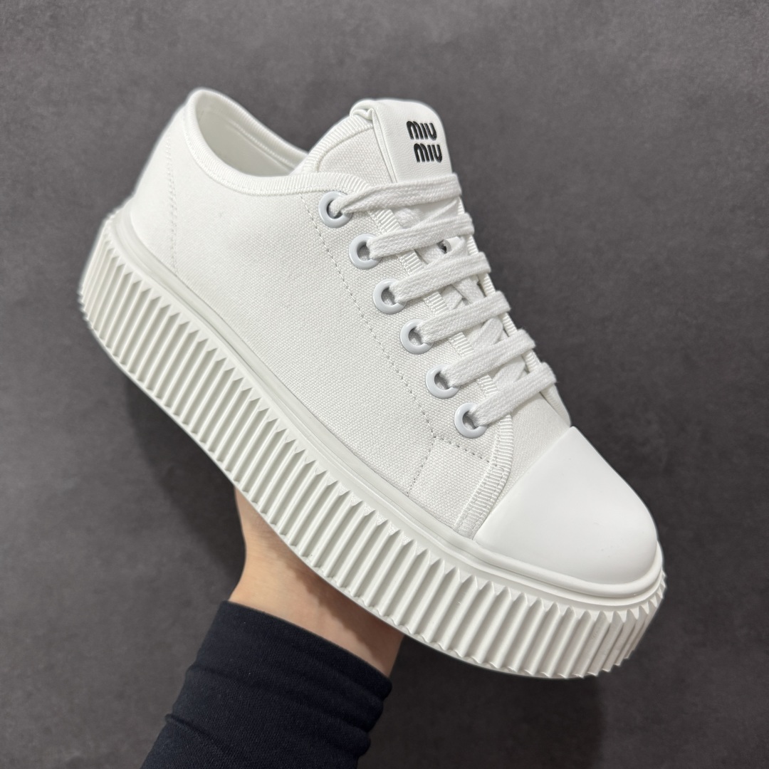图片[3]-【广东纯原版本】Miumiu缪缪时装周Miu Miu 2025春夏系列秀场本季Miu Miu延续了该风格推出了专属款，整体鞋型线条简约＋轻薄鞋底设计，配色大胆时尚~相信还会 春夏新款英伦风系带MiuMiu秀场工艺来自Miu Miu系列的细节特写 新季的潮流要素一 与此刻挚爱的概念，多元对撞，传达现代风格~ 35-40-选品中心
