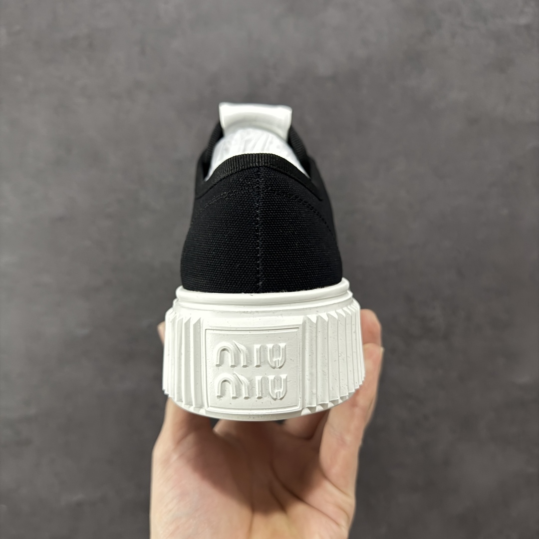 图片[4]-【广东纯原版本】Miumiu缪缪时装周Miu Miu 2025春夏系列秀场本季Miu Miu延续了该风格推出了专属款，整体鞋型线条简约＋轻薄鞋底设计，配色大胆时尚~相信还会 春夏新款英伦风系带MiuMiu秀场工艺来自Miu Miu系列的细节特写 新季的潮流要素一 与此刻挚爱的概念，多元对撞，传达现代风格~ 35-40-选品中心