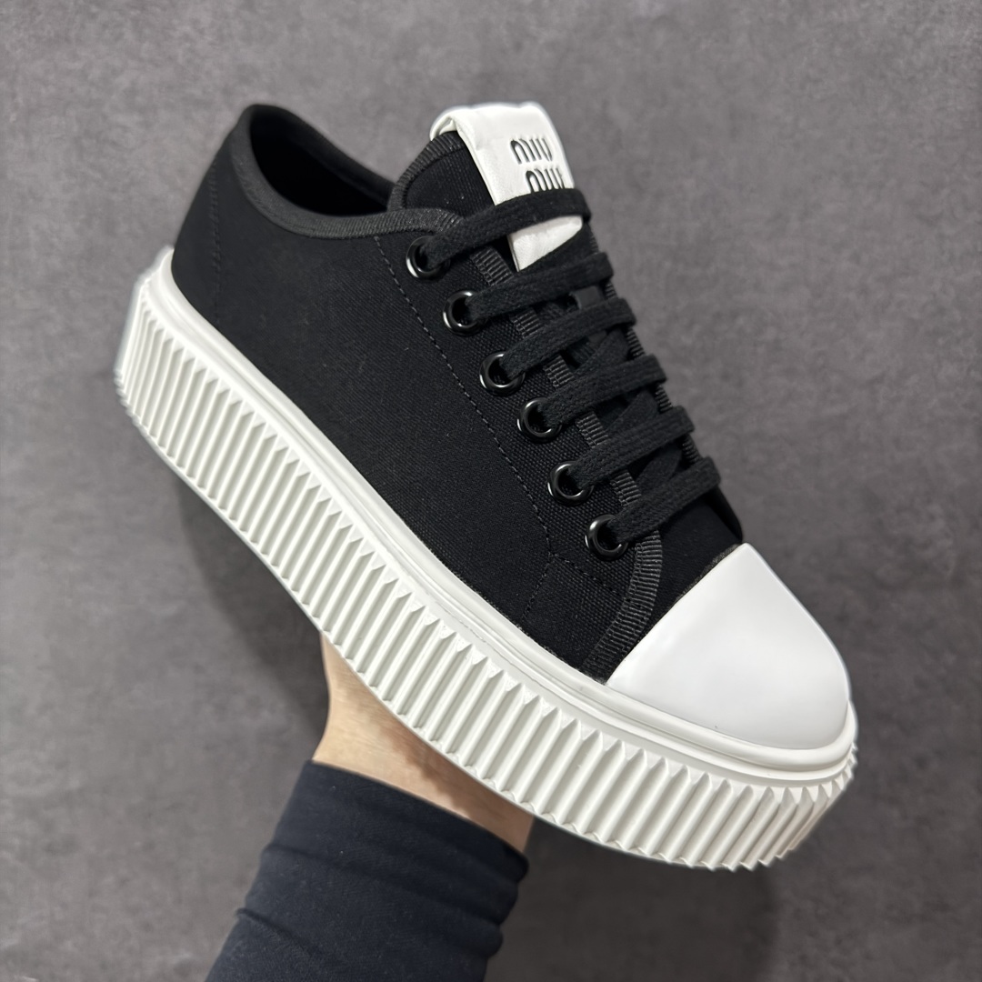 图片[3]-【广东纯原版本】Miumiu缪缪时装周Miu Miu 2025春夏系列秀场本季Miu Miu延续了该风格推出了专属款，整体鞋型线条简约＋轻薄鞋底设计，配色大胆时尚~相信还会 春夏新款英伦风系带MiuMiu秀场工艺来自Miu Miu系列的细节特写 新季的潮流要素一 与此刻挚爱的概念，多元对撞，传达现代风格~ 35-40-选品中心