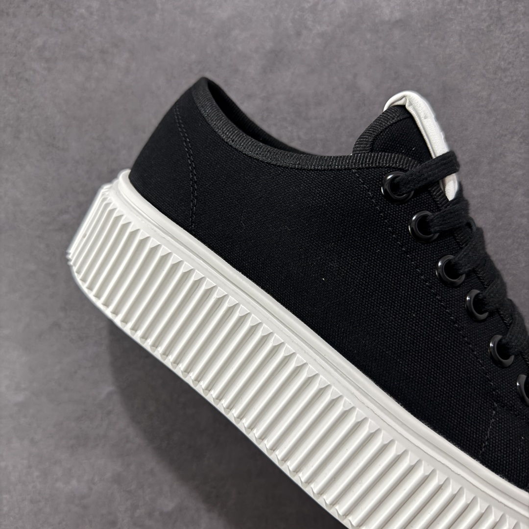 图片[6]-【广东纯原版本】Miumiu缪缪时装周Miu Miu 2025春夏系列秀场本季Miu Miu延续了该风格推出了专属款，整体鞋型线条简约＋轻薄鞋底设计，配色大胆时尚~相信还会 春夏新款英伦风系带MiuMiu秀场工艺来自Miu Miu系列的细节特写 新季的潮流要素一 与此刻挚爱的概念，多元对撞，传达现代风格~ 35-40-选品中心