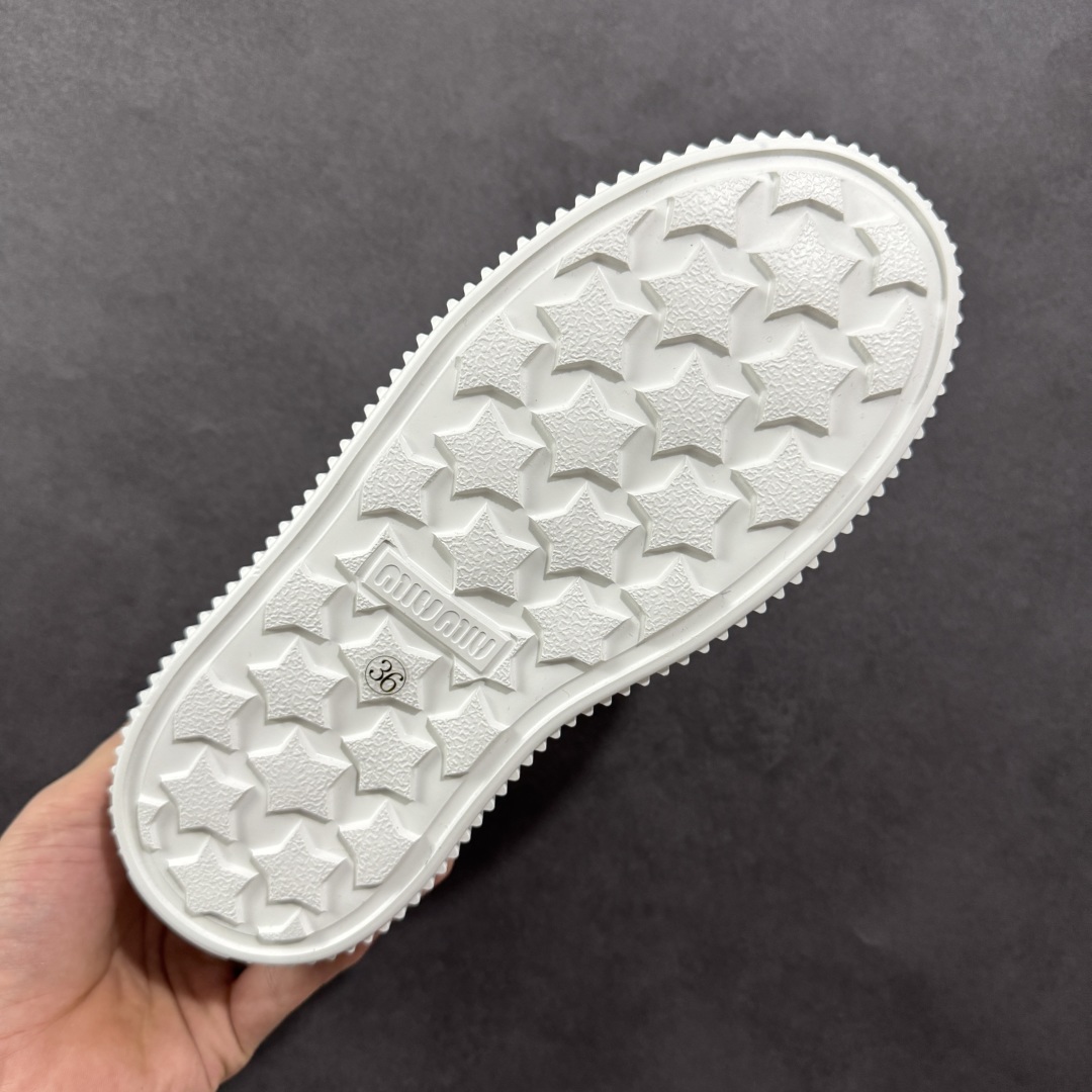 图片[9]-【广东纯原版本】Miumiu缪缪时装周Miu Miu 2025春夏系列秀场本季Miu Miu延续了该风格推出了专属款，整体鞋型线条简约＋轻薄鞋底设计，配色大胆时尚~相信还会 春夏新款英伦风系带MiuMiu秀场工艺来自Miu Miu系列的细节特写 新季的潮流要素一 与此刻挚爱的概念，多元对撞，传达现代风格~ 35-40-选品中心