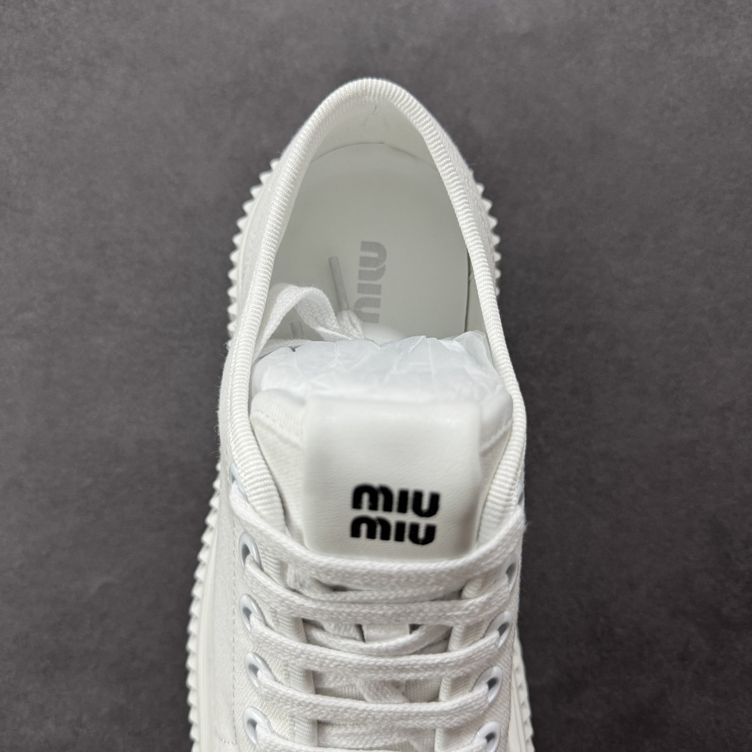 图片[7]-【广东纯原版本】Miumiu缪缪时装周Miu Miu 2025春夏系列秀场本季Miu Miu延续了该风格推出了专属款，整体鞋型线条简约＋轻薄鞋底设计，配色大胆时尚~相信还会 春夏新款英伦风系带MiuMiu秀场工艺来自Miu Miu系列的细节特写 新季的潮流要素一 与此刻挚爱的概念，多元对撞，传达现代风格~ 35-40-选品中心