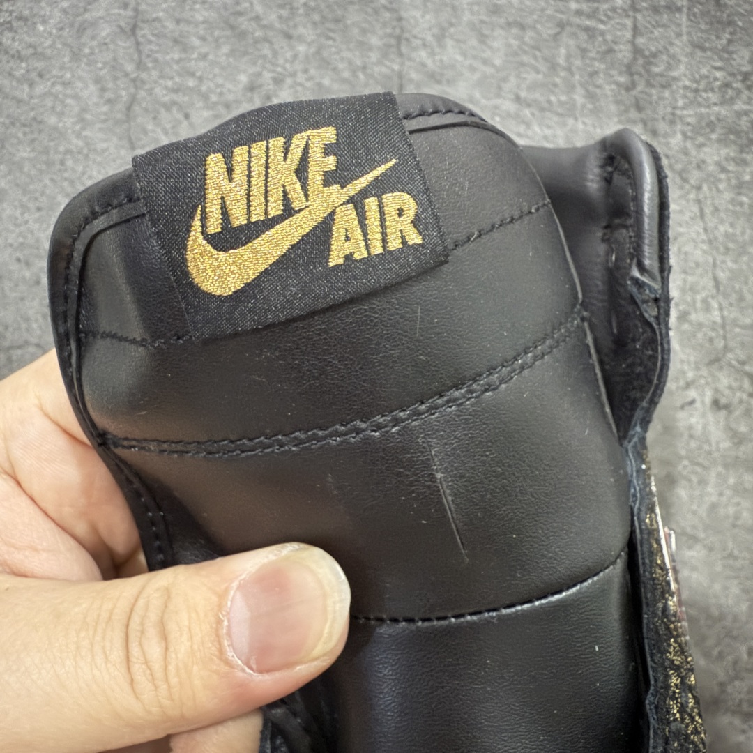 图片[8]-【原盒版】Air Jordan 1 Retro High OG XUANWU 高帮 蛇年CNY 玄武 亚洲限定 AJ1 乔丹1代 aj1 乔1 高邦 黑白橙 男女同款 乔丹篮球鞋系列 Jordan Brand为庆祝2025年中国农历蛇年特别推出的一款限量版球鞋，灵感源白中国古代神话中的四灵之一「玄武」。这款鞋以其独特的设计和高规格的材质，成为2025年CNY (中国新年)系列中最受关注的鞋款之一，设计上融入了大量中国传统文化元素，如寿桃、仙鹤、祥云等吉祥图案，鞋身还采用了蛇纹压印和蛇鳞光泽的喷金工艺，呼应玄武的“龟蛇”形象，鞋身、鞋带、鞋舌和内衬均采用高级头层牛皮，质感奢华。鞋舌上Nike Swoosh Logo辅以金色点缀，鞋领Wings Logo和额外附赠的鞋带头为24K电镀金材质，进一步提升鞋款的精致感。鞋侧的Swoosh Logo、后跟和外底融入了琥珀色的传统图腾浮雕，细节丰富且富有文化内涵。限量总编：3399，寓意：长长久久，以龟甲纹颜色和材质为颜色，融入传统吉祥图案，透过水晶外底，同样能看到这些中华元素，以此呼应。 货号：IB3165-091 尺码：36-47.5带半码-选品中心