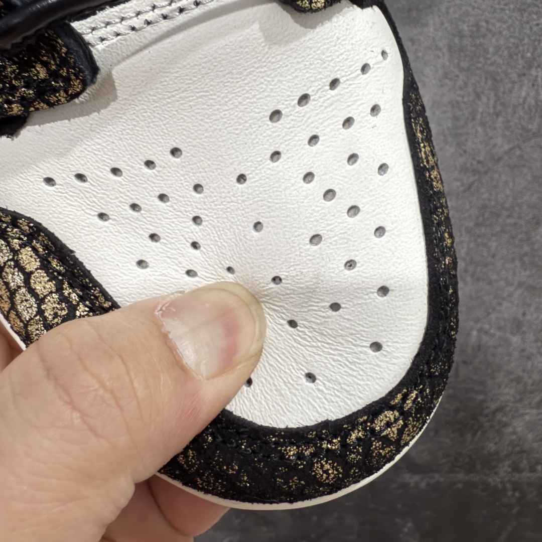 图片[7]-【原盒版】Air Jordan 1 Retro High OG XUANWU 高帮 蛇年CNY 玄武 亚洲限定 AJ1 乔丹1代 aj1 乔1 高邦 黑白橙 男女同款 乔丹篮球鞋系列 Jordan Brand为庆祝2025年中国农历蛇年特别推出的一款限量版球鞋，灵感源白中国古代神话中的四灵之一「玄武」。这款鞋以其独特的设计和高规格的材质，成为2025年CNY (中国新年)系列中最受关注的鞋款之一，设计上融入了大量中国传统文化元素，如寿桃、仙鹤、祥云等吉祥图案，鞋身还采用了蛇纹压印和蛇鳞光泽的喷金工艺，呼应玄武的“龟蛇”形象，鞋身、鞋带、鞋舌和内衬均采用高级头层牛皮，质感奢华。鞋舌上Nike Swoosh Logo辅以金色点缀，鞋领Wings Logo和额外附赠的鞋带头为24K电镀金材质，进一步提升鞋款的精致感。鞋侧的Swoosh Logo、后跟和外底融入了琥珀色的传统图腾浮雕，细节丰富且富有文化内涵。限量总编：3399，寓意：长长久久，以龟甲纹颜色和材质为颜色，融入传统吉祥图案，透过水晶外底，同样能看到这些中华元素，以此呼应。 货号：IB3165-091 尺码：36-47.5带半码-选品中心