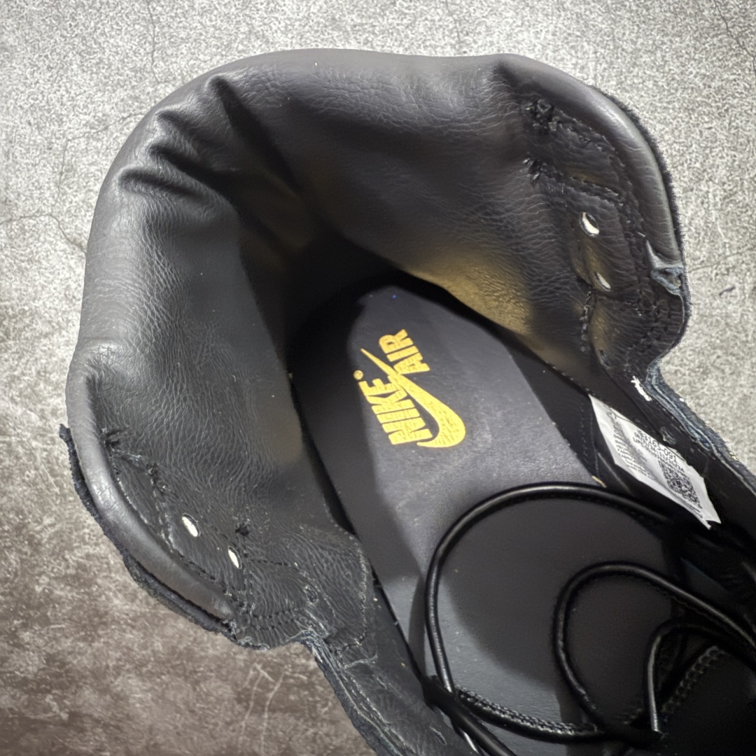 图片[9]-【原盒版】Air Jordan 1 Retro High OG XUANWU 高帮 蛇年CNY 玄武 亚洲限定 AJ1 乔丹1代 aj1 乔1 高邦 黑白橙 男女同款 乔丹篮球鞋系列 Jordan Brand为庆祝2025年中国农历蛇年特别推出的一款限量版球鞋，灵感源白中国古代神话中的四灵之一「玄武」。这款鞋以其独特的设计和高规格的材质，成为2025年CNY (中国新年)系列中最受关注的鞋款之一，设计上融入了大量中国传统文化元素，如寿桃、仙鹤、祥云等吉祥图案，鞋身还采用了蛇纹压印和蛇鳞光泽的喷金工艺，呼应玄武的“龟蛇”形象，鞋身、鞋带、鞋舌和内衬均采用高级头层牛皮，质感奢华。鞋舌上Nike Swoosh Logo辅以金色点缀，鞋领Wings Logo和额外附赠的鞋带头为24K电镀金材质，进一步提升鞋款的精致感。鞋侧的Swoosh Logo、后跟和外底融入了琥珀色的传统图腾浮雕，细节丰富且富有文化内涵。限量总编：3399，寓意：长长久久，以龟甲纹颜色和材质为颜色，融入传统吉祥图案，透过水晶外底，同样能看到这些中华元素，以此呼应。 货号：IB3165-091 尺码：36-47.5带半码-选品中心