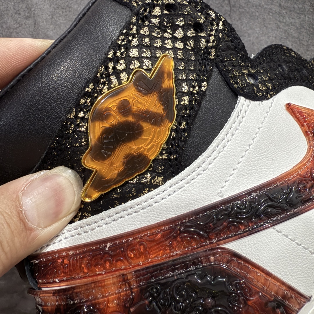 图片[4]-【原盒版】Air Jordan 1 Retro High OG XUANWU 高帮 蛇年CNY 玄武 亚洲限定 AJ1 乔丹1代 aj1 乔1 高邦 黑白橙 男女同款 乔丹篮球鞋系列 Jordan Brand为庆祝2025年中国农历蛇年特别推出的一款限量版球鞋，灵感源白中国古代神话中的四灵之一「玄武」。这款鞋以其独特的设计和高规格的材质，成为2025年CNY (中国新年)系列中最受关注的鞋款之一，设计上融入了大量中国传统文化元素，如寿桃、仙鹤、祥云等吉祥图案，鞋身还采用了蛇纹压印和蛇鳞光泽的喷金工艺，呼应玄武的“龟蛇”形象，鞋身、鞋带、鞋舌和内衬均采用高级头层牛皮，质感奢华。鞋舌上Nike Swoosh Logo辅以金色点缀，鞋领Wings Logo和额外附赠的鞋带头为24K电镀金材质，进一步提升鞋款的精致感。鞋侧的Swoosh Logo、后跟和外底融入了琥珀色的传统图腾浮雕，细节丰富且富有文化内涵。限量总编：3399，寓意：长长久久，以龟甲纹颜色和材质为颜色，融入传统吉祥图案，透过水晶外底，同样能看到这些中华元素，以此呼应。 货号：IB3165-091 尺码：36-47.5带半码-选品中心