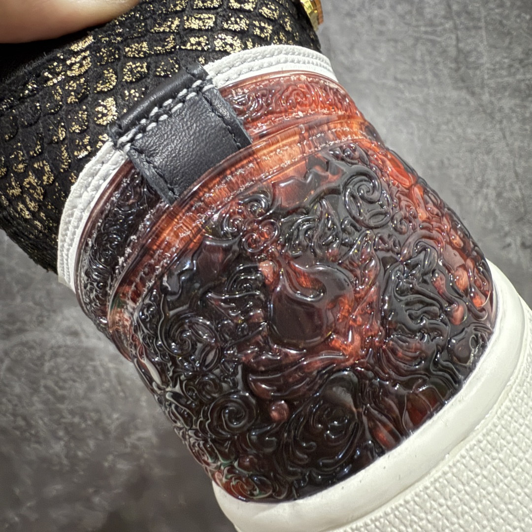 图片[2]-【原盒版】Air Jordan 1 Retro High OG XUANWU 高帮 蛇年CNY 玄武 亚洲限定 AJ1 乔丹1代 aj1 乔1 高邦 黑白橙 男女同款 乔丹篮球鞋系列 Jordan Brand为庆祝2025年中国农历蛇年特别推出的一款限量版球鞋，灵感源白中国古代神话中的四灵之一「玄武」。这款鞋以其独特的设计和高规格的材质，成为2025年CNY (中国新年)系列中最受关注的鞋款之一，设计上融入了大量中国传统文化元素，如寿桃、仙鹤、祥云等吉祥图案，鞋身还采用了蛇纹压印和蛇鳞光泽的喷金工艺，呼应玄武的“龟蛇”形象，鞋身、鞋带、鞋舌和内衬均采用高级头层牛皮，质感奢华。鞋舌上Nike Swoosh Logo辅以金色点缀，鞋领Wings Logo和额外附赠的鞋带头为24K电镀金材质，进一步提升鞋款的精致感。鞋侧的Swoosh Logo、后跟和外底融入了琥珀色的传统图腾浮雕，细节丰富且富有文化内涵。限量总编：3399，寓意：长长久久，以龟甲纹颜色和材质为颜色，融入传统吉祥图案，透过水晶外底，同样能看到这些中华元素，以此呼应。 货号：IB3165-091 尺码：36-47.5带半码-选品中心