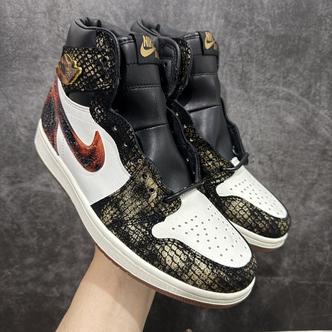 【原盒版】Air Jordan 1 Retro High OG XUANWU 高帮 蛇年CNY 玄武 亚洲限定 AJ1 乔丹1代 aj1 乔1 高邦 黑白橙 男女同款 乔丹篮球鞋系列 Jordan Brand为庆祝2025年中国农历蛇年特别推出的一款限量版球鞋，灵感源白中国古代神话中的四灵之一「玄武」。这款鞋以其独特的设计和高规格的材质，成为2025年CNY (中国新年)系列中最受关注的鞋款之一，设计上融入了大量中国传统文化元素，如寿桃、仙鹤、祥云等吉祥图案，鞋身还采用了蛇纹压印和蛇鳞光泽的喷金工艺，呼应玄武的“龟蛇”形象，鞋身、鞋带、鞋舌和内衬均采用高级头层牛皮，质感奢华。鞋舌上Nike Swoosh Logo辅以金色点缀，鞋领Wings Logo和额外附赠的鞋带头为24K电镀金材质，进一步提升鞋款的精致感。鞋侧的Swoosh Logo、后跟和外底融入了琥珀色的传统图腾浮雕，细节丰富且富有文化内涵。限量总编：3399，寓意：长长久久，以龟甲纹颜色和材质为颜色，融入传统吉祥图案，透过水晶外底，同样能看到这些中华元素，以此呼应。 货号：IB3165-091 尺码：36-47.5带半码-选品中心