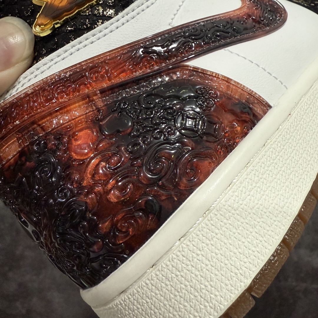 图片[3]-【原盒版】Air Jordan 1 Retro High OG XUANWU 高帮 蛇年CNY 玄武 亚洲限定 AJ1 乔丹1代 aj1 乔1 高邦 黑白橙 男女同款 乔丹篮球鞋系列 Jordan Brand为庆祝2025年中国农历蛇年特别推出的一款限量版球鞋，灵感源白中国古代神话中的四灵之一「玄武」。这款鞋以其独特的设计和高规格的材质，成为2025年CNY (中国新年)系列中最受关注的鞋款之一，设计上融入了大量中国传统文化元素，如寿桃、仙鹤、祥云等吉祥图案，鞋身还采用了蛇纹压印和蛇鳞光泽的喷金工艺，呼应玄武的“龟蛇”形象，鞋身、鞋带、鞋舌和内衬均采用高级头层牛皮，质感奢华。鞋舌上Nike Swoosh Logo辅以金色点缀，鞋领Wings Logo和额外附赠的鞋带头为24K电镀金材质，进一步提升鞋款的精致感。鞋侧的Swoosh Logo、后跟和外底融入了琥珀色的传统图腾浮雕，细节丰富且富有文化内涵。限量总编：3399，寓意：长长久久，以龟甲纹颜色和材质为颜色，融入传统吉祥图案，透过水晶外底，同样能看到这些中华元素，以此呼应。 货号：IB3165-091 尺码：36-47.5带半码-选品中心