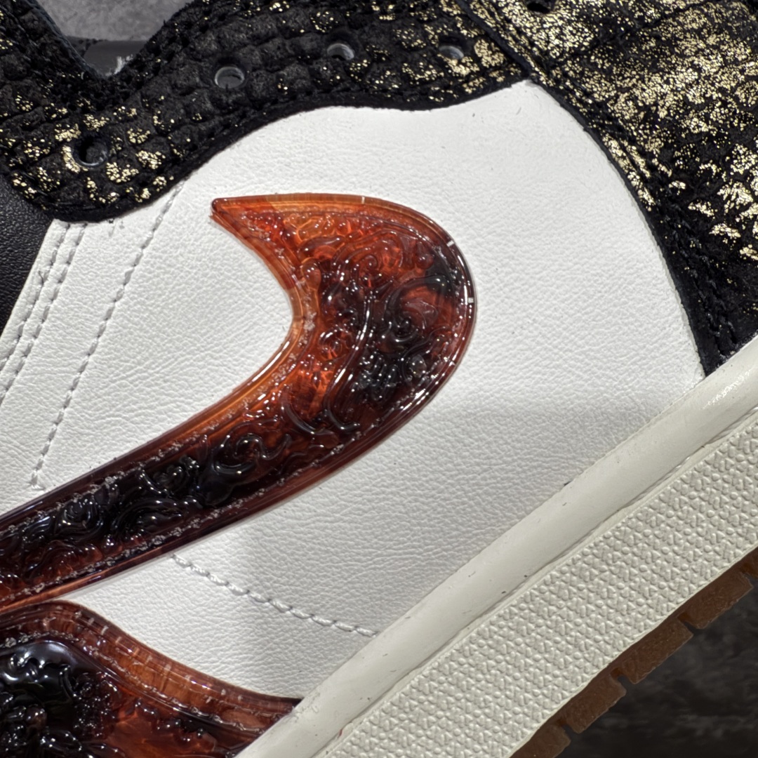 图片[5]-【原盒版】Air Jordan 1 Retro High OG XUANWU 高帮 蛇年CNY 玄武 亚洲限定 AJ1 乔丹1代 aj1 乔1 高邦 黑白橙 男女同款 乔丹篮球鞋系列 Jordan Brand为庆祝2025年中国农历蛇年特别推出的一款限量版球鞋，灵感源白中国古代神话中的四灵之一「玄武」。这款鞋以其独特的设计和高规格的材质，成为2025年CNY (中国新年)系列中最受关注的鞋款之一，设计上融入了大量中国传统文化元素，如寿桃、仙鹤、祥云等吉祥图案，鞋身还采用了蛇纹压印和蛇鳞光泽的喷金工艺，呼应玄武的“龟蛇”形象，鞋身、鞋带、鞋舌和内衬均采用高级头层牛皮，质感奢华。鞋舌上Nike Swoosh Logo辅以金色点缀，鞋领Wings Logo和额外附赠的鞋带头为24K电镀金材质，进一步提升鞋款的精致感。鞋侧的Swoosh Logo、后跟和外底融入了琥珀色的传统图腾浮雕，细节丰富且富有文化内涵。限量总编：3399，寓意：长长久久，以龟甲纹颜色和材质为颜色，融入传统吉祥图案，透过水晶外底，同样能看到这些中华元素，以此呼应。 货号：IB3165-091 尺码：36-47.5带半码-选品中心