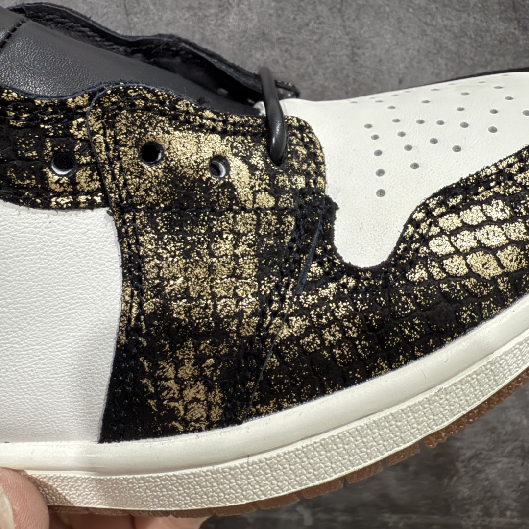 图片[6]-【原盒版】Air Jordan 1 Retro High OG XUANWU 高帮 蛇年CNY 玄武 亚洲限定 AJ1 乔丹1代 aj1 乔1 高邦 黑白橙 男女同款 乔丹篮球鞋系列 Jordan Brand为庆祝2025年中国农历蛇年特别推出的一款限量版球鞋，灵感源白中国古代神话中的四灵之一「玄武」。这款鞋以其独特的设计和高规格的材质，成为2025年CNY (中国新年)系列中最受关注的鞋款之一，设计上融入了大量中国传统文化元素，如寿桃、仙鹤、祥云等吉祥图案，鞋身还采用了蛇纹压印和蛇鳞光泽的喷金工艺，呼应玄武的“龟蛇”形象，鞋身、鞋带、鞋舌和内衬均采用高级头层牛皮，质感奢华。鞋舌上Nike Swoosh Logo辅以金色点缀，鞋领Wings Logo和额外附赠的鞋带头为24K电镀金材质，进一步提升鞋款的精致感。鞋侧的Swoosh Logo、后跟和外底融入了琥珀色的传统图腾浮雕，细节丰富且富有文化内涵。限量总编：3399，寓意：长长久久，以龟甲纹颜色和材质为颜色，融入传统吉祥图案，透过水晶外底，同样能看到这些中华元素，以此呼应。 货号：IB3165-091 尺码：36-47.5带半码-选品中心