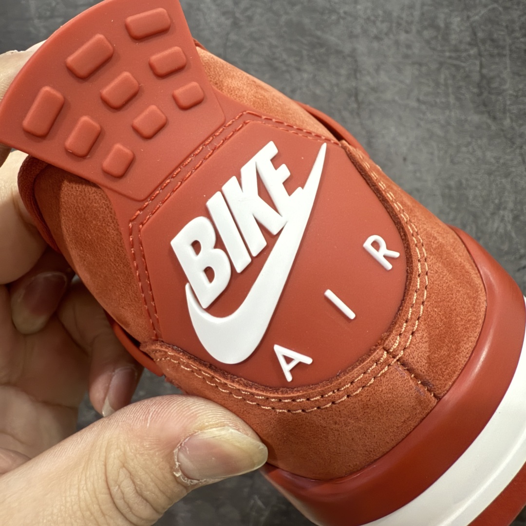 图片[2]-【OG纯原】Nigel Sylvester x Jordan Air Jordan 4 OG \”Brick by Brick\”BIKE 红砖 橙棕 OG纯原生产线出品 最高工艺制作 原装原材料组装 #原厂楦、纸板开发 纯粹韵味四代版型 #原底真实气垫 回弹反馈充足 完美鞋楦打造 市面最高工艺 一切细节如图实拍 所见所得‼️ 尺码： 40 40.5 41 42 42.5 43 44 44.5 45 46 47.5 48.5 从纽约皇后区街头到全球街骑版图，Nigel Sylvester 用车轮写故事，用风格立态度。此次与 Jordan Brand 的再度联名，以“Brick by Brick”为灵感，将坚持与积淀凝结进每一寸鞋面。 深红砖色包裹整双鞋身，象征城市坚硬的边角与不屈精神；精致翻毛皮材质搭配醒目的白色 Nike Air 后跟标志，复古气息与现代感交融；前掌微型 Swoosh 点睛细节，传达骑行与街头文化的融合信仰。 不是为跑而生，是为突破而来。 Brick by Brick——每一块砖，都是前行的力量。-选品中心