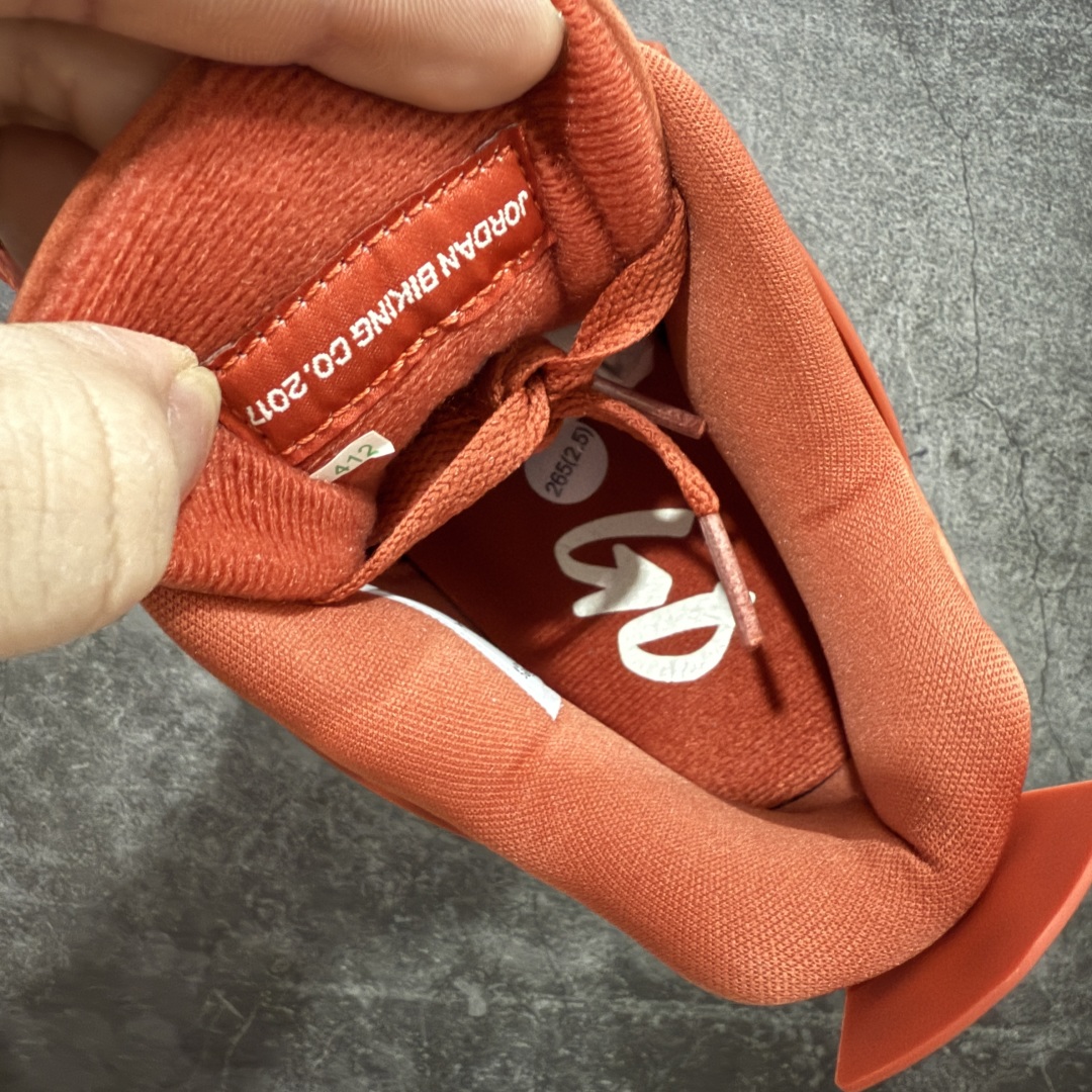 图片[8]-【OG纯原】Nigel Sylvester x Jordan Air Jordan 4 OG \”Brick by Brick\”BIKE 红砖 橙棕 OG纯原生产线出品 最高工艺制作 原装原材料组装 #原厂楦、纸板开发 纯粹韵味四代版型 #原底真实气垫 回弹反馈充足 完美鞋楦打造 市面最高工艺 一切细节如图实拍 所见所得‼️ 尺码： 40 40.5 41 42 42.5 43 44 44.5 45 46 47.5 48.5 从纽约皇后区街头到全球街骑版图，Nigel Sylvester 用车轮写故事，用风格立态度。此次与 Jordan Brand 的再度联名，以“Brick by Brick”为灵感，将坚持与积淀凝结进每一寸鞋面。 深红砖色包裹整双鞋身，象征城市坚硬的边角与不屈精神；精致翻毛皮材质搭配醒目的白色 Nike Air 后跟标志，复古气息与现代感交融；前掌微型 Swoosh 点睛细节，传达骑行与街头文化的融合信仰。 不是为跑而生，是为突破而来。 Brick by Brick——每一块砖，都是前行的力量。-选品中心