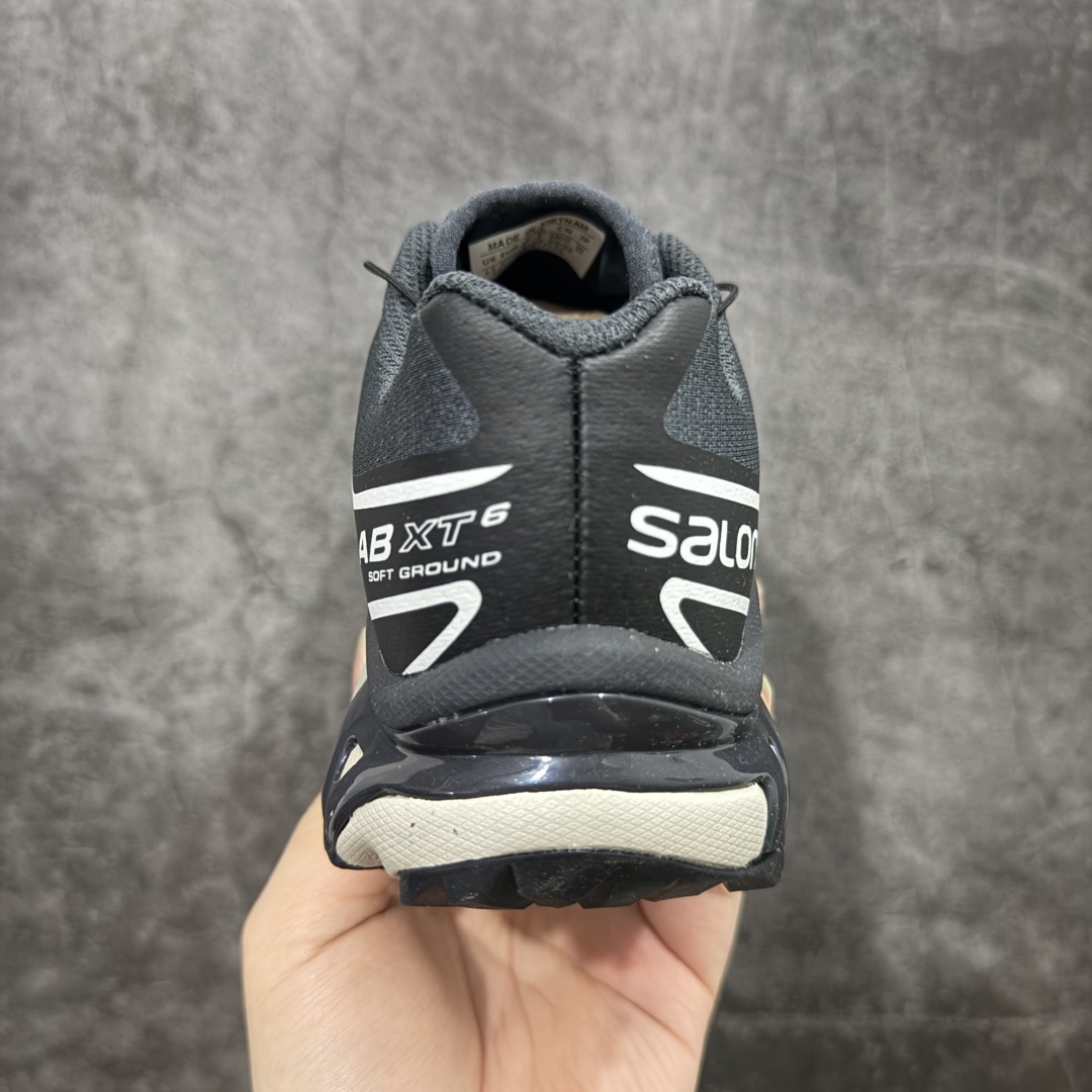 图片[4]-【w1原盒版本】 Salomon XT-6 DSM 萨洛蒙复古潮流户外机能登山跑鞋 黑灰 纯原外贸平台特供订单 升级出货 细节更优 耗时半年巨作 全套原纸板楦头开发 原厂特供网布配套加持 确保原汁原味 完美呈现版型 原档数据独家私模五层组合大底 男女鞋同步官方开发至46.5 原装Ortholite轻量化鞋垫 中底布带钢印编号 原厂TPU锁扣 进口港宝加持 后跟自然饱满 还原公司包裹性 鞋面以“锯齿”状的包裹系统呈现 在基色底之下加入了各种色点缀 将公司的最新技术和时尚前卫的造型融入耐用的长跑款式中 鞋面由 TPU 薄膜制成 并焊接在高耐磨网眼上 使其既时尚又坚固 由 ACS底盘支撑 可增强稳定性和支撑力 以及由橡胶凸耳 Contragrip外底覆盖的 EVA 缓冲中底 旨在应对崎岖的地形 鞋舌上的彩色Salomon 标签、Quicklace 系统以及鞋头、鞋舌和鞋跟上的附加品牌使细节更加完美 让穿着者可以轻松驾驭户外与通勤下的任何运动生活场景 无缝鞋身户外随意纵横 颜值与脚感兼备 出街通勤 绝对非常吸睛 你值得拥有 尺码：36-45-选品中心
