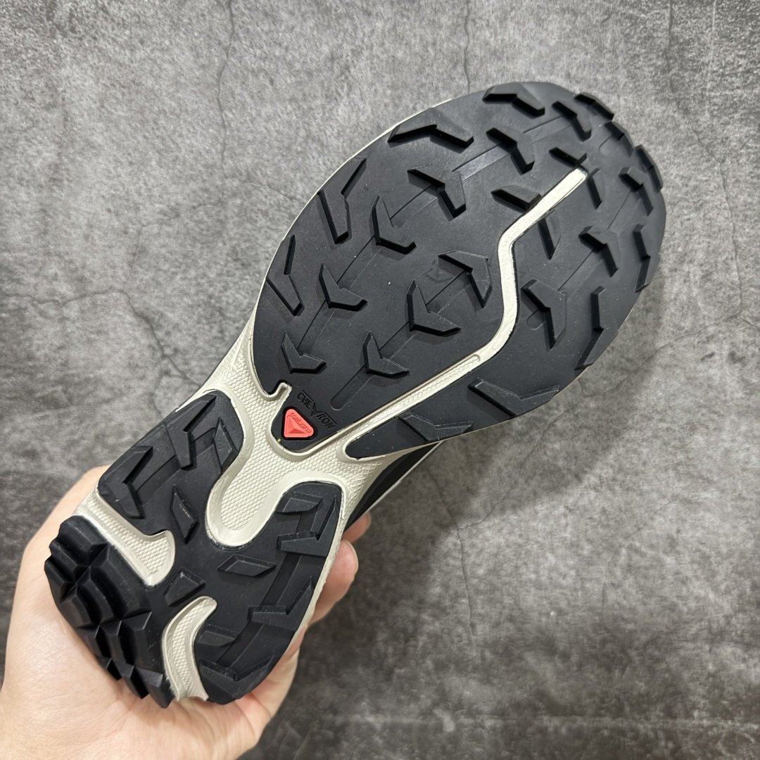 图片[9]-【w1原盒版本】 Salomon XT-6 DSM 萨洛蒙复古潮流户外机能登山跑鞋 黑灰 纯原外贸平台特供订单 升级出货 细节更优 耗时半年巨作 全套原纸板楦头开发 原厂特供网布配套加持 确保原汁原味 完美呈现版型 原档数据独家私模五层组合大底 男女鞋同步官方开发至46.5 原装Ortholite轻量化鞋垫 中底布带钢印编号 原厂TPU锁扣 进口港宝加持 后跟自然饱满 还原公司包裹性 鞋面以“锯齿”状的包裹系统呈现 在基色底之下加入了各种色点缀 将公司的最新技术和时尚前卫的造型融入耐用的长跑款式中 鞋面由 TPU 薄膜制成 并焊接在高耐磨网眼上 使其既时尚又坚固 由 ACS底盘支撑 可增强稳定性和支撑力 以及由橡胶凸耳 Contragrip外底覆盖的 EVA 缓冲中底 旨在应对崎岖的地形 鞋舌上的彩色Salomon 标签、Quicklace 系统以及鞋头、鞋舌和鞋跟上的附加品牌使细节更加完美 让穿着者可以轻松驾驭户外与通勤下的任何运动生活场景 无缝鞋身户外随意纵横 颜值与脚感兼备 出街通勤 绝对非常吸睛 你值得拥有 尺码：36-45-选品中心
