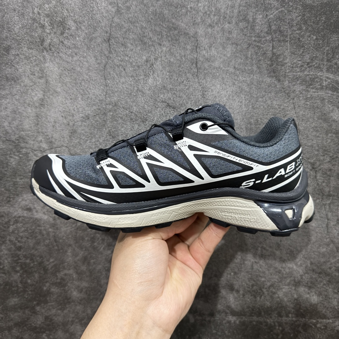 图片[2]-【w1原盒版本】 Salomon XT-6 DSM 萨洛蒙复古潮流户外机能登山跑鞋 黑灰 纯原外贸平台特供订单 升级出货 细节更优 耗时半年巨作 全套原纸板楦头开发 原厂特供网布配套加持 确保原汁原味 完美呈现版型 原档数据独家私模五层组合大底 男女鞋同步官方开发至46.5 原装Ortholite轻量化鞋垫 中底布带钢印编号 原厂TPU锁扣 进口港宝加持 后跟自然饱满 还原公司包裹性 鞋面以“锯齿”状的包裹系统呈现 在基色底之下加入了各种色点缀 将公司的最新技术和时尚前卫的造型融入耐用的长跑款式中 鞋面由 TPU 薄膜制成 并焊接在高耐磨网眼上 使其既时尚又坚固 由 ACS底盘支撑 可增强稳定性和支撑力 以及由橡胶凸耳 Contragrip外底覆盖的 EVA 缓冲中底 旨在应对崎岖的地形 鞋舌上的彩色Salomon 标签、Quicklace 系统以及鞋头、鞋舌和鞋跟上的附加品牌使细节更加完美 让穿着者可以轻松驾驭户外与通勤下的任何运动生活场景 无缝鞋身户外随意纵横 颜值与脚感兼备 出街通勤 绝对非常吸睛 你值得拥有 尺码：36-45-选品中心