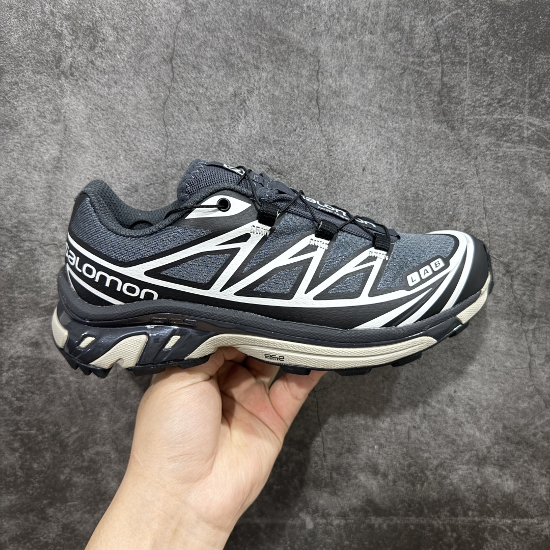 【w1原盒版本】 Salomon XT-6 DSM 萨洛蒙复古潮流户外机能登山跑鞋 黑灰 纯原外贸平台特供订单 升级出货 细节更优 耗时半年巨作 全套原纸板楦头开发 原厂特供网布配套加持 确保原汁原味 完美呈现版型 原档数据独家私模五层组合大底 男女鞋同步官方开发至46.5 原装Ortholite轻量化鞋垫 中底布带钢印编号 原厂TPU锁扣 进口港宝加持 后跟自然饱满 还原公司包裹性 鞋面以“锯齿”状的包裹系统呈现 在基色底之下加入了各种色点缀 将公司的最新技术和时尚前卫的造型融入耐用的长跑款式中 鞋面由 TPU 薄膜制成 并焊接在高耐磨网眼上 使其既时尚又坚固 由 ACS底盘支撑 可增强稳定性和支撑力 以及由橡胶凸耳 Contragrip外底覆盖的 EVA 缓冲中底 旨在应对崎岖的地形 鞋舌上的彩色Salomon 标签、Quicklace 系统以及鞋头、鞋舌和鞋跟上的附加品牌使细节更加完美 让穿着者可以轻松驾驭户外与通勤下的任何运动生活场景 无缝鞋身户外随意纵横 颜值与脚感兼备 出街通勤 绝对非常吸睛 你值得拥有 尺码：36-45-选品中心