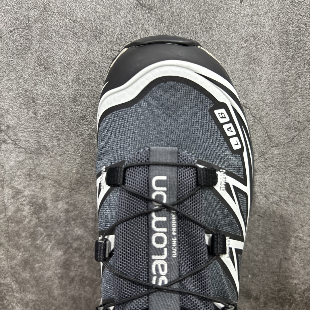 图片[5]-【w1原盒版本】 Salomon XT-6 DSM 萨洛蒙复古潮流户外机能登山跑鞋 黑灰 纯原外贸平台特供订单 升级出货 细节更优 耗时半年巨作 全套原纸板楦头开发 原厂特供网布配套加持 确保原汁原味 完美呈现版型 原档数据独家私模五层组合大底 男女鞋同步官方开发至46.5 原装Ortholite轻量化鞋垫 中底布带钢印编号 原厂TPU锁扣 进口港宝加持 后跟自然饱满 还原公司包裹性 鞋面以“锯齿”状的包裹系统呈现 在基色底之下加入了各种色点缀 将公司的最新技术和时尚前卫的造型融入耐用的长跑款式中 鞋面由 TPU 薄膜制成 并焊接在高耐磨网眼上 使其既时尚又坚固 由 ACS底盘支撑 可增强稳定性和支撑力 以及由橡胶凸耳 Contragrip外底覆盖的 EVA 缓冲中底 旨在应对崎岖的地形 鞋舌上的彩色Salomon 标签、Quicklace 系统以及鞋头、鞋舌和鞋跟上的附加品牌使细节更加完美 让穿着者可以轻松驾驭户外与通勤下的任何运动生活场景 无缝鞋身户外随意纵横 颜值与脚感兼备 出街通勤 绝对非常吸睛 你值得拥有 尺码：36-45-选品中心