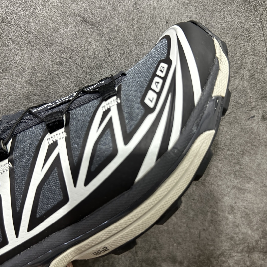 图片[6]-【w1原盒版本】 Salomon XT-6 DSM 萨洛蒙复古潮流户外机能登山跑鞋 黑灰 纯原外贸平台特供订单 升级出货 细节更优 耗时半年巨作 全套原纸板楦头开发 原厂特供网布配套加持 确保原汁原味 完美呈现版型 原档数据独家私模五层组合大底 男女鞋同步官方开发至46.5 原装Ortholite轻量化鞋垫 中底布带钢印编号 原厂TPU锁扣 进口港宝加持 后跟自然饱满 还原公司包裹性 鞋面以“锯齿”状的包裹系统呈现 在基色底之下加入了各种色点缀 将公司的最新技术和时尚前卫的造型融入耐用的长跑款式中 鞋面由 TPU 薄膜制成 并焊接在高耐磨网眼上 使其既时尚又坚固 由 ACS底盘支撑 可增强稳定性和支撑力 以及由橡胶凸耳 Contragrip外底覆盖的 EVA 缓冲中底 旨在应对崎岖的地形 鞋舌上的彩色Salomon 标签、Quicklace 系统以及鞋头、鞋舌和鞋跟上的附加品牌使细节更加完美 让穿着者可以轻松驾驭户外与通勤下的任何运动生活场景 无缝鞋身户外随意纵横 颜值与脚感兼备 出街通勤 绝对非常吸睛 你值得拥有 尺码：36-45-选品中心