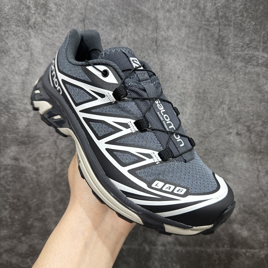 图片[3]-【w1原盒版本】 Salomon XT-6 DSM 萨洛蒙复古潮流户外机能登山跑鞋 黑灰 纯原外贸平台特供订单 升级出货 细节更优 耗时半年巨作 全套原纸板楦头开发 原厂特供网布配套加持 确保原汁原味 完美呈现版型 原档数据独家私模五层组合大底 男女鞋同步官方开发至46.5 原装Ortholite轻量化鞋垫 中底布带钢印编号 原厂TPU锁扣 进口港宝加持 后跟自然饱满 还原公司包裹性 鞋面以“锯齿”状的包裹系统呈现 在基色底之下加入了各种色点缀 将公司的最新技术和时尚前卫的造型融入耐用的长跑款式中 鞋面由 TPU 薄膜制成 并焊接在高耐磨网眼上 使其既时尚又坚固 由 ACS底盘支撑 可增强稳定性和支撑力 以及由橡胶凸耳 Contragrip外底覆盖的 EVA 缓冲中底 旨在应对崎岖的地形 鞋舌上的彩色Salomon 标签、Quicklace 系统以及鞋头、鞋舌和鞋跟上的附加品牌使细节更加完美 让穿着者可以轻松驾驭户外与通勤下的任何运动生活场景 无缝鞋身户外随意纵横 颜值与脚感兼备 出街通勤 绝对非常吸睛 你值得拥有 尺码：36-45-选品中心