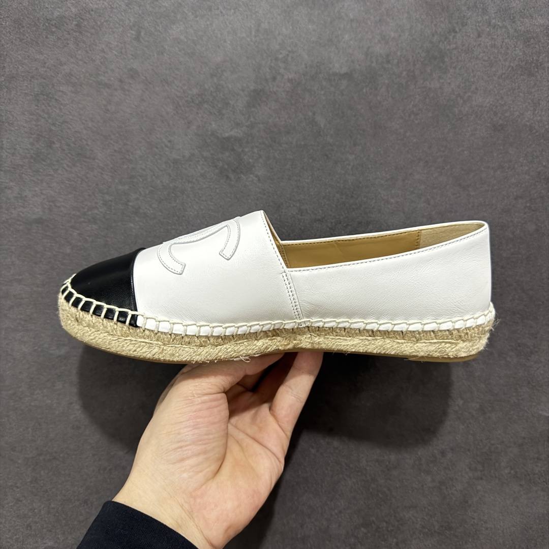 图片[2]-【莞产纯原】原版开发 市售顶级版本 CHANEL 香奈儿经典款 小香渔夫鞋 万年长青款 各路网红单品 春夏百搭款 牛仔裤 短裤轻松驾驭 原版一比一开模 99%还原正品100针麻绳上线，双双纯手工品质保证 原单进口羊皮 内里垫脚均为柔软绵羊皮 天然麻绳配透明橡胶大底 专柜统一包装。 脚背高/或者宽 建议选大一码 尺码： 35 36 37 38 39 40-选品中心