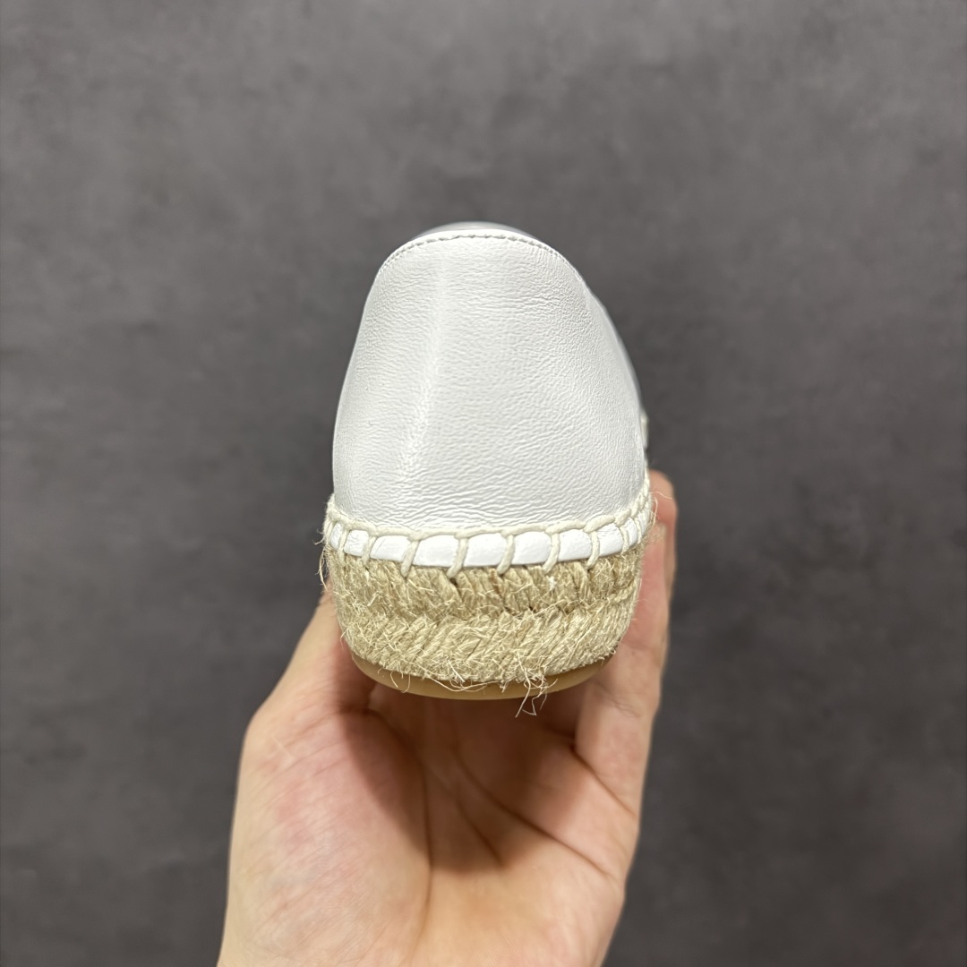 图片[4]-【莞产纯原】原版开发 市售顶级版本 CHANEL 香奈儿经典款 小香渔夫鞋 万年长青款 各路网红单品 春夏百搭款 牛仔裤 短裤轻松驾驭 原版一比一开模 99%还原正品100针麻绳上线，双双纯手工品质保证 原单进口羊皮 内里垫脚均为柔软绵羊皮 天然麻绳配透明橡胶大底 专柜统一包装。 脚背高/或者宽 建议选大一码 尺码： 35 36 37 38 39 40-选品中心