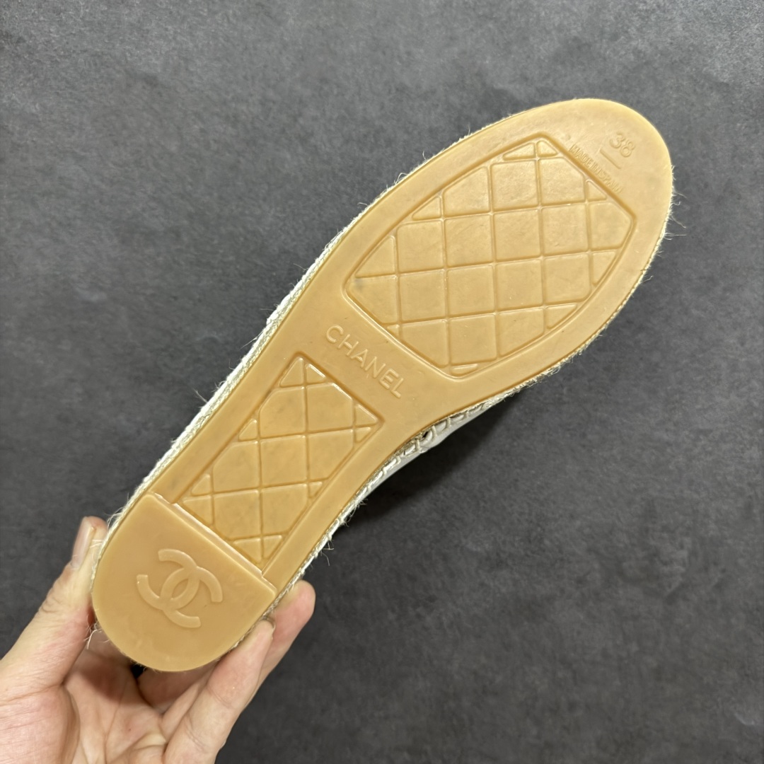 图片[9]-【莞产纯原】原版开发 市售顶级版本 CHANEL 香奈儿经典款 小香渔夫鞋 万年长青款 各路网红单品 春夏百搭款 牛仔裤 短裤轻松驾驭 原版一比一开模 99%还原正品100针麻绳上线，双双纯手工品质保证 原单进口羊皮 内里垫脚均为柔软绵羊皮 天然麻绳配透明橡胶大底 专柜统一包装。 脚背高/或者宽 建议选大一码 尺码： 35 36 37 38 39 40-选品中心