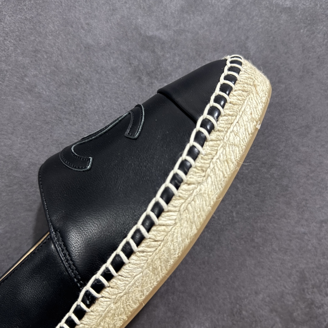 图片[5]-【莞产纯原】原版开发 市售顶级版本 CHANEL 香奈儿经典款 小香渔夫鞋 万年长青款 各路网红单品 春夏百搭款 牛仔裤 短裤轻松驾驭 原版一比一开模 99%还原正品100针麻绳上线，双双纯手工品质保证 原单进口羊皮 内里垫脚均为柔软绵羊皮 天然麻绳配透明橡胶大底 专柜统一包装。 脚背高/或者宽 建议选大一码 尺码： 35 36 37 38 39 40-选品中心