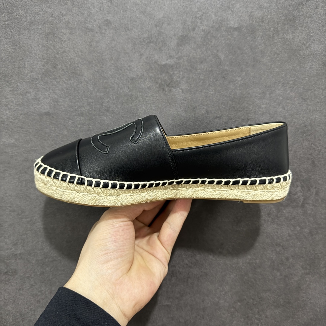 图片[2]-【莞产纯原】原版开发 市售顶级版本 CHANEL 香奈儿经典款 小香渔夫鞋 万年长青款 各路网红单品 春夏百搭款 牛仔裤 短裤轻松驾驭 原版一比一开模 99%还原正品100针麻绳上线，双双纯手工品质保证 原单进口羊皮 内里垫脚均为柔软绵羊皮 天然麻绳配透明橡胶大底 专柜统一包装。 脚背高/或者宽 建议选大一码 尺码： 35 36 37 38 39 40-选品中心