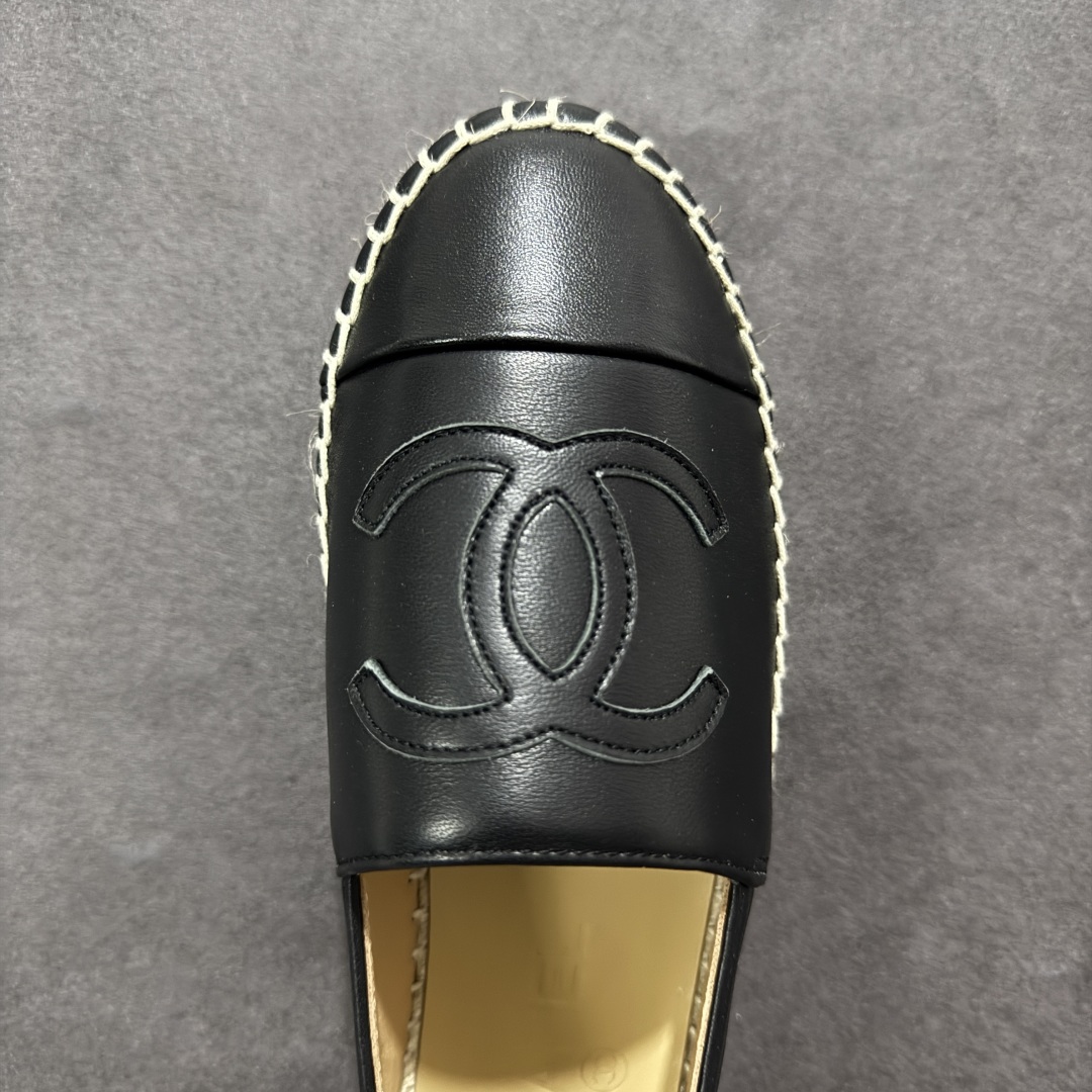 图片[8]-【莞产纯原】原版开发 市售顶级版本 CHANEL 香奈儿经典款 小香渔夫鞋 万年长青款 各路网红单品 春夏百搭款 牛仔裤 短裤轻松驾驭 原版一比一开模 99%还原正品100针麻绳上线，双双纯手工品质保证 原单进口羊皮 内里垫脚均为柔软绵羊皮 天然麻绳配透明橡胶大底 专柜统一包装。 脚背高/或者宽 建议选大一码 尺码： 35 36 37 38 39 40-选品中心