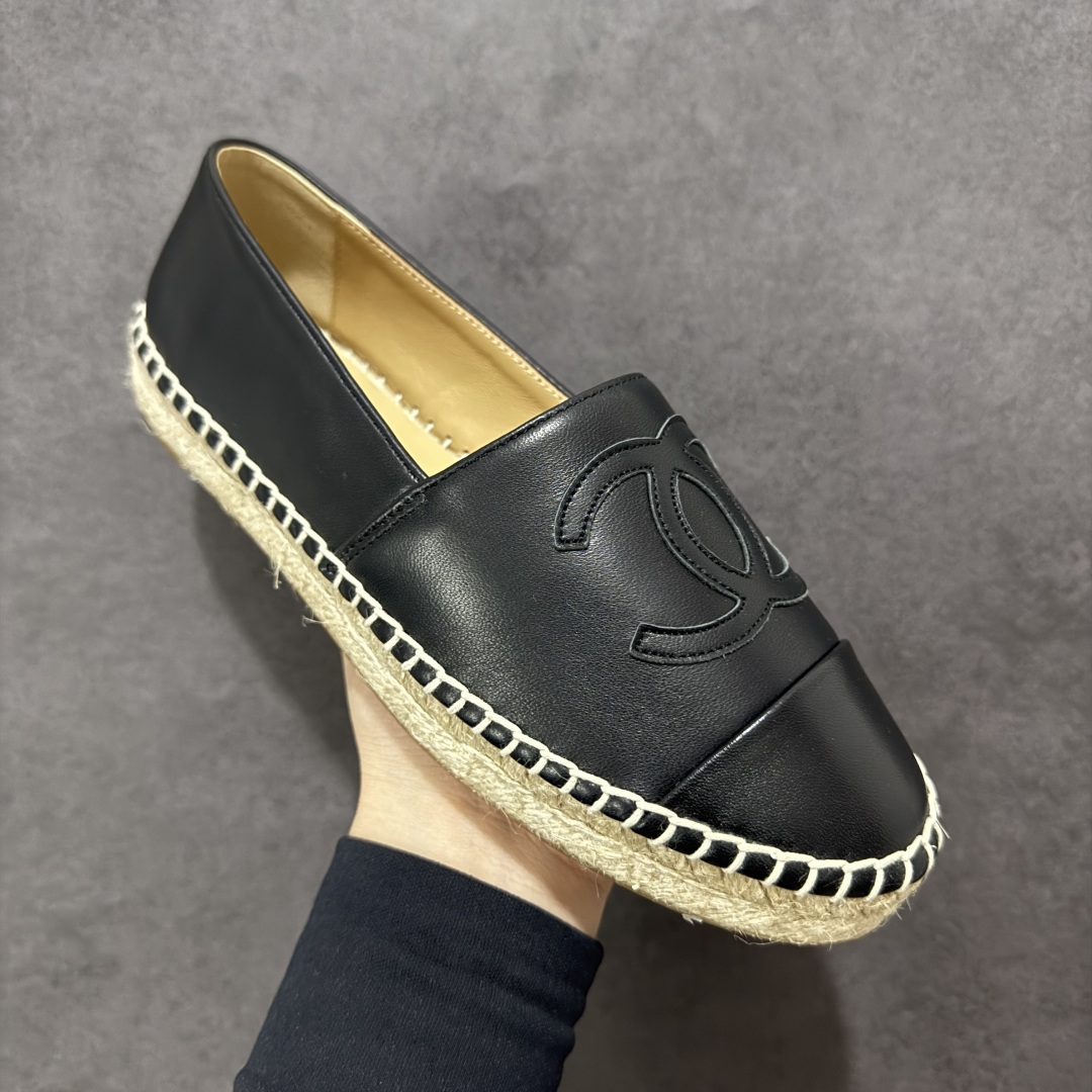 图片[3]-【莞产纯原】原版开发 市售顶级版本 CHANEL 香奈儿经典款 小香渔夫鞋 万年长青款 各路网红单品 春夏百搭款 牛仔裤 短裤轻松驾驭 原版一比一开模 99%还原正品100针麻绳上线，双双纯手工品质保证 原单进口羊皮 内里垫脚均为柔软绵羊皮 天然麻绳配透明橡胶大底 专柜统一包装。 脚背高/或者宽 建议选大一码 尺码： 35 36 37 38 39 40-选品中心