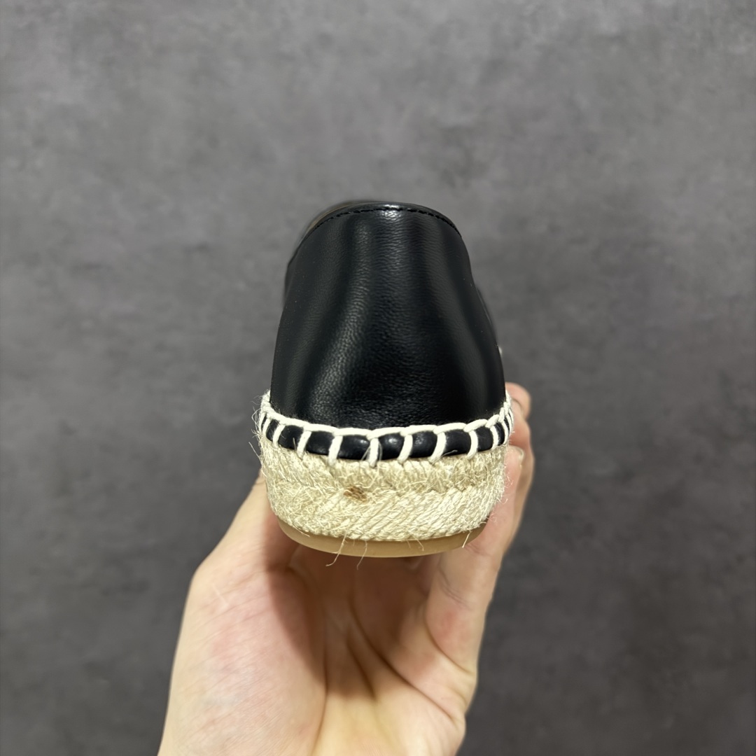 图片[4]-【莞产纯原】原版开发 市售顶级版本 CHANEL 香奈儿经典款 小香渔夫鞋 万年长青款 各路网红单品 春夏百搭款 牛仔裤 短裤轻松驾驭 原版一比一开模 99%还原正品100针麻绳上线，双双纯手工品质保证 原单进口羊皮 内里垫脚均为柔软绵羊皮 天然麻绳配透明橡胶大底 专柜统一包装。 脚背高/或者宽 建议选大一码 尺码： 35 36 37 38 39 40-选品中心