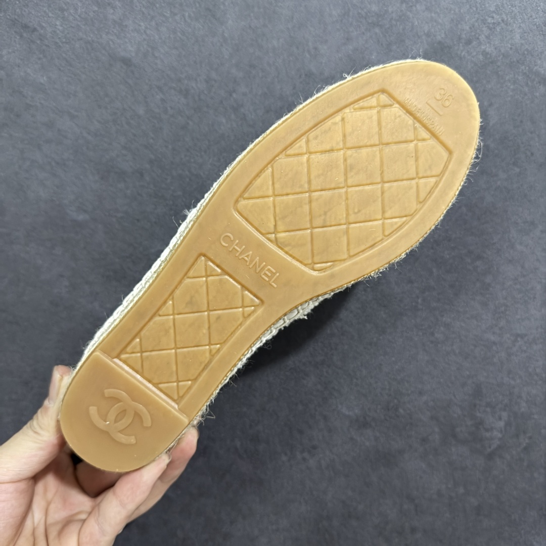 图片[9]-【莞产纯原】原版开发 市售顶级版本 CHANEL 香奈儿经典款 小香渔夫鞋 万年长青款 各路网红单品 春夏百搭款 牛仔裤 短裤轻松驾驭 原版一比一开模 99%还原正品100针麻绳上线，双双纯手工品质保证 原单进口羊皮 内里垫脚均为柔软绵羊皮 天然麻绳配透明橡胶大底 专柜统一包装。 脚背高/或者宽 建议选大一码 尺码： 35 36 37 38 39 40-选品中心