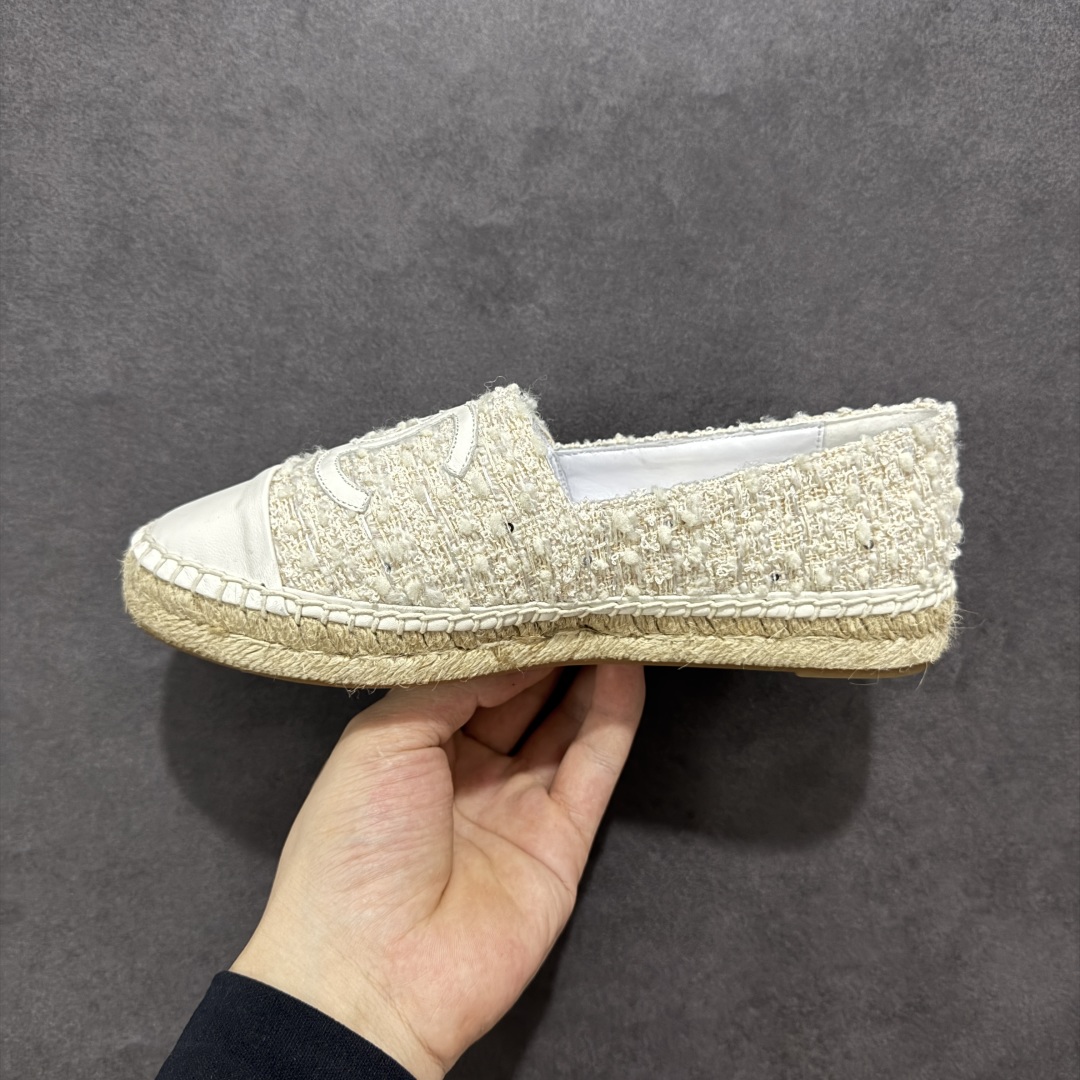 图片[2]-【莞产纯原】原版开发 市售顶级版本 CHANEL 香奈儿经典款 小香渔夫鞋 万年长青款 各路网红单品 春夏百搭款 牛仔裤 短裤轻松驾驭 原版一比一开模 99%还原正品100针麻绳上线，双双纯手工品质保证 原单进口羊皮 内里垫脚均为柔软绵羊皮 天然麻绳配透明橡胶大底 专柜统一包装。 脚背高/或者宽 建议选大一码 尺码： 35 36 37 38 39 40-选品中心