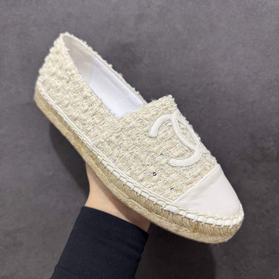 图片[3]-【莞产纯原】原版开发 市售顶级版本 CHANEL 香奈儿经典款 小香渔夫鞋 万年长青款 各路网红单品 春夏百搭款 牛仔裤 短裤轻松驾驭 原版一比一开模 99%还原正品100针麻绳上线，双双纯手工品质保证 原单进口羊皮 内里垫脚均为柔软绵羊皮 天然麻绳配透明橡胶大底 专柜统一包装。 脚背高/或者宽 建议选大一码 尺码： 35 36 37 38 39 40-选品中心