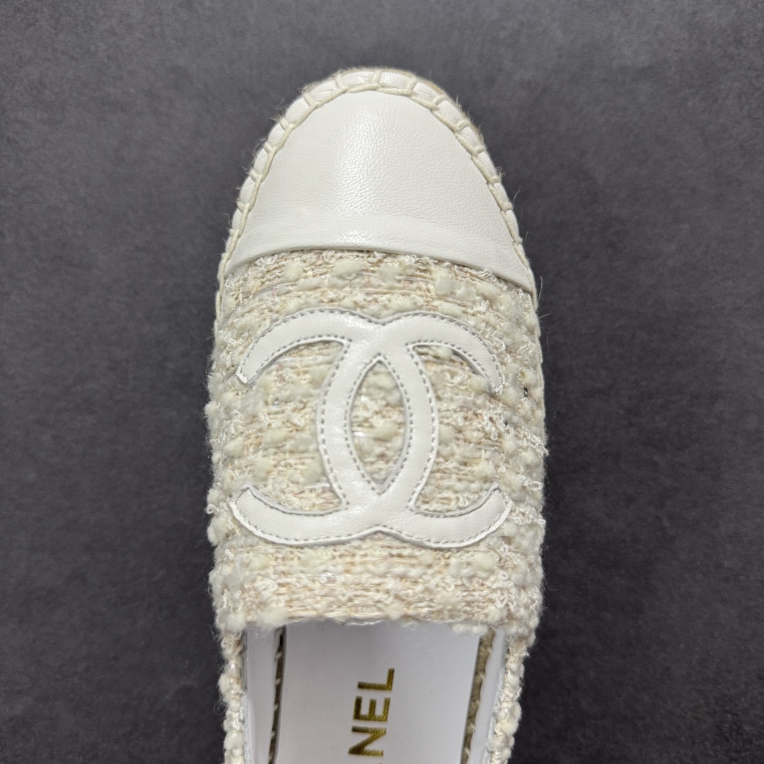 图片[8]-【莞产纯原】原版开发 市售顶级版本 CHANEL 香奈儿经典款 小香渔夫鞋 万年长青款 各路网红单品 春夏百搭款 牛仔裤 短裤轻松驾驭 原版一比一开模 99%还原正品100针麻绳上线，双双纯手工品质保证 原单进口羊皮 内里垫脚均为柔软绵羊皮 天然麻绳配透明橡胶大底 专柜统一包装。 脚背高/或者宽 建议选大一码 尺码： 35 36 37 38 39 40-选品中心