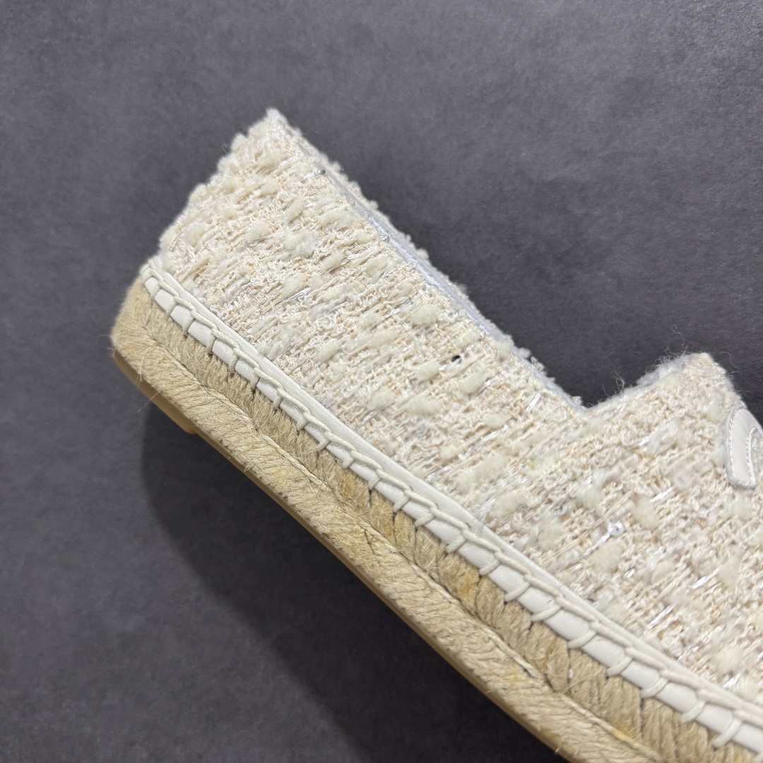 图片[6]-【莞产纯原】原版开发 市售顶级版本 CHANEL 香奈儿经典款 小香渔夫鞋 万年长青款 各路网红单品 春夏百搭款 牛仔裤 短裤轻松驾驭 原版一比一开模 99%还原正品100针麻绳上线，双双纯手工品质保证 原单进口羊皮 内里垫脚均为柔软绵羊皮 天然麻绳配透明橡胶大底 专柜统一包装。 脚背高/或者宽 建议选大一码 尺码： 35 36 37 38 39 40-选品中心