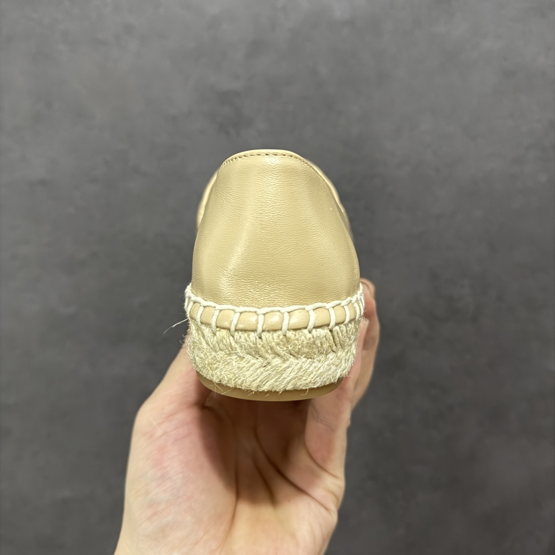 图片[4]-【莞产纯原】原版开发 市售顶级版本 CHANEL 香奈儿经典款 小香渔夫鞋 万年长青款 各路网红单品 春夏百搭款 牛仔裤 短裤轻松驾驭 原版一比一开模 99%还原正品100针麻绳上线，双双纯手工品质保证 原单进口羊皮 内里垫脚均为柔软绵羊皮 天然麻绳配透明橡胶大底 专柜统一包装。 脚背高/或者宽 建议选大一码 尺码： 35 36 37 38 39 40-选品中心