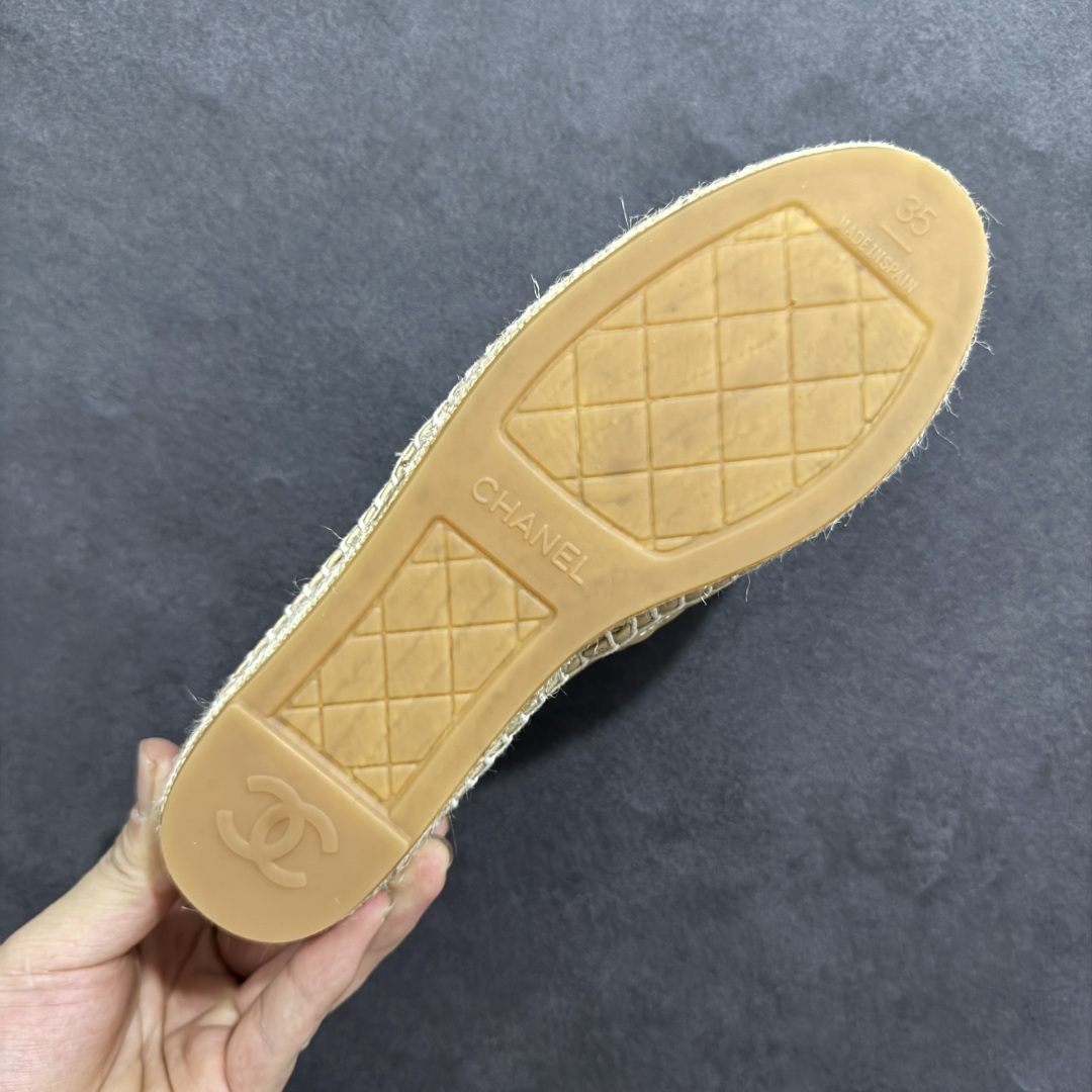 图片[9]-【莞产纯原】原版开发 市售顶级版本 CHANEL 香奈儿经典款 小香渔夫鞋 万年长青款 各路网红单品 春夏百搭款 牛仔裤 短裤轻松驾驭 原版一比一开模 99%还原正品100针麻绳上线，双双纯手工品质保证 原单进口羊皮 内里垫脚均为柔软绵羊皮 天然麻绳配透明橡胶大底 专柜统一包装。 脚背高/或者宽 建议选大一码 尺码： 35 36 37 38 39 40-选品中心