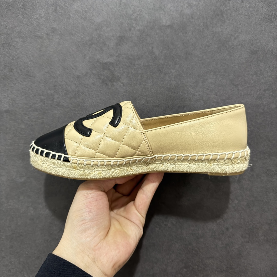 图片[2]-【莞产纯原】原版开发 市售顶级版本 CHANEL 香奈儿经典款 小香渔夫鞋 万年长青款 各路网红单品 春夏百搭款 牛仔裤 短裤轻松驾驭 原版一比一开模 99%还原正品100针麻绳上线，双双纯手工品质保证 原单进口羊皮 内里垫脚均为柔软绵羊皮 天然麻绳配透明橡胶大底 专柜统一包装。 脚背高/或者宽 建议选大一码 尺码： 35 36 37 38 39 40-选品中心