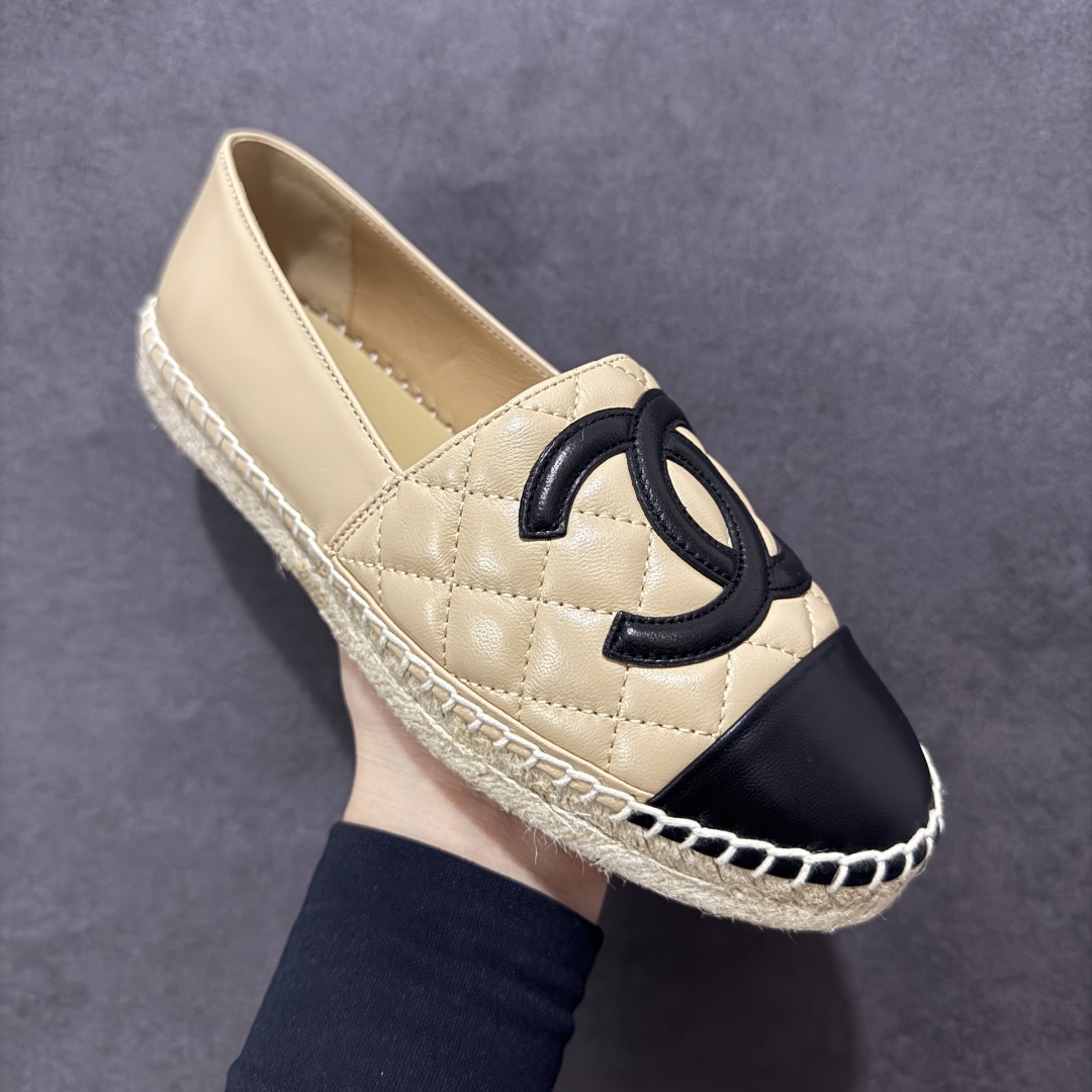 图片[3]-【莞产纯原】原版开发 市售顶级版本 CHANEL 香奈儿经典款 小香渔夫鞋 万年长青款 各路网红单品 春夏百搭款 牛仔裤 短裤轻松驾驭 原版一比一开模 99%还原正品100针麻绳上线，双双纯手工品质保证 原单进口羊皮 内里垫脚均为柔软绵羊皮 天然麻绳配透明橡胶大底 专柜统一包装。 脚背高/或者宽 建议选大一码 尺码： 35 36 37 38 39 40-选品中心