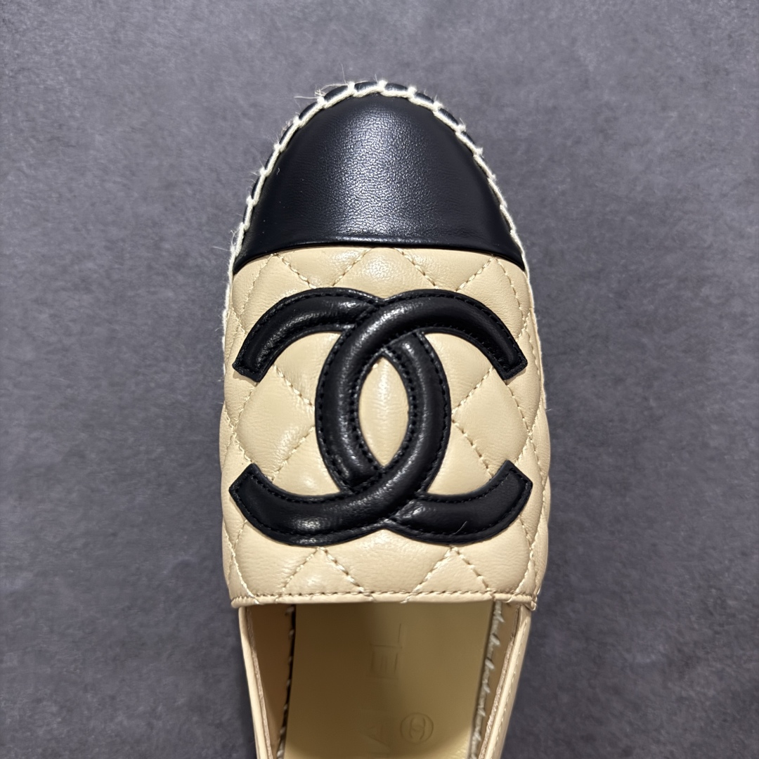 图片[8]-【莞产纯原】原版开发 市售顶级版本 CHANEL 香奈儿经典款 小香渔夫鞋 万年长青款 各路网红单品 春夏百搭款 牛仔裤 短裤轻松驾驭 原版一比一开模 99%还原正品100针麻绳上线，双双纯手工品质保证 原单进口羊皮 内里垫脚均为柔软绵羊皮 天然麻绳配透明橡胶大底 专柜统一包装。 脚背高/或者宽 建议选大一码 尺码： 35 36 37 38 39 40-选品中心