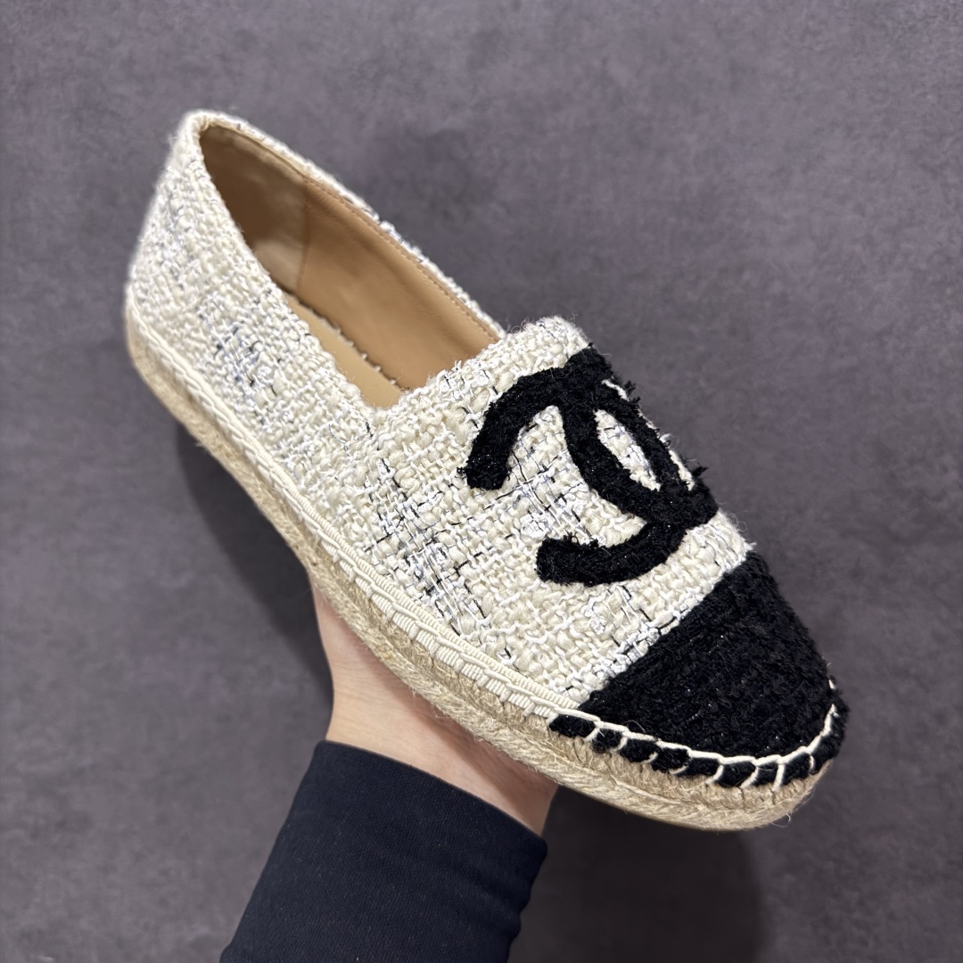 图片[3]-【莞产纯原】原版开发 市售顶级版本 CHANEL 香奈儿经典款 小香渔夫鞋 万年长青款 各路网红单品 春夏百搭款 牛仔裤 短裤轻松驾驭 原版一比一开模 99%还原正品100针麻绳上线，双双纯手工品质保证 原单进口羊皮 内里垫脚均为柔软绵羊皮 天然麻绳配透明橡胶大底 专柜统一包装。 脚背高/或者宽 建议选大一码 尺码： 35 36 37 38 39 40-选品中心