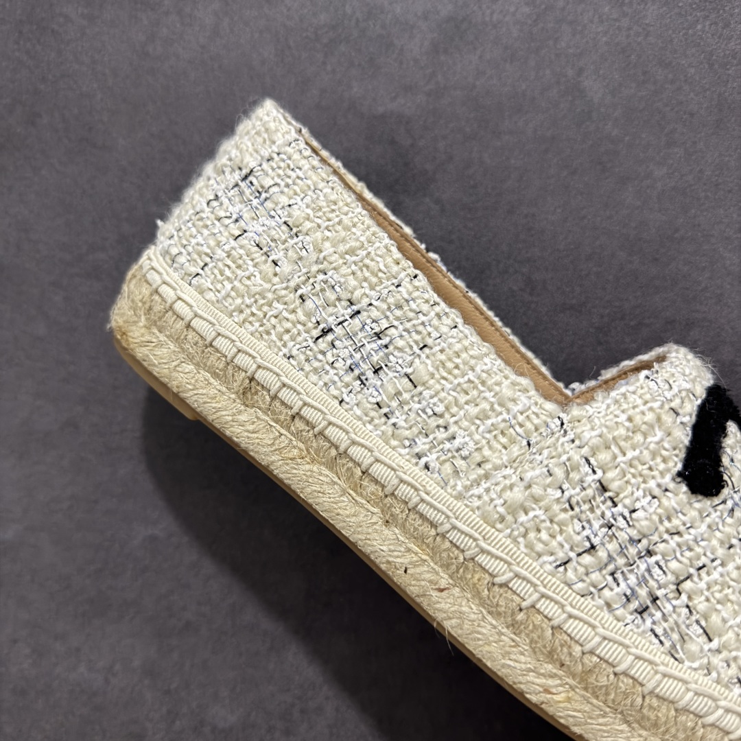 图片[6]-【莞产纯原】原版开发 市售顶级版本 CHANEL 香奈儿经典款 小香渔夫鞋 万年长青款 各路网红单品 春夏百搭款 牛仔裤 短裤轻松驾驭 原版一比一开模 99%还原正品100针麻绳上线，双双纯手工品质保证 原单进口羊皮 内里垫脚均为柔软绵羊皮 天然麻绳配透明橡胶大底 专柜统一包装。 脚背高/或者宽 建议选大一码 尺码： 35 36 37 38 39 40-选品中心