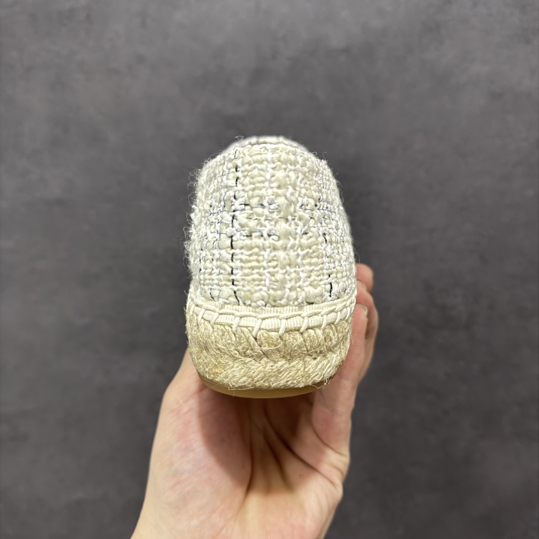 图片[4]-【莞产纯原】原版开发 市售顶级版本 CHANEL 香奈儿经典款 小香渔夫鞋 万年长青款 各路网红单品 春夏百搭款 牛仔裤 短裤轻松驾驭 原版一比一开模 99%还原正品100针麻绳上线，双双纯手工品质保证 原单进口羊皮 内里垫脚均为柔软绵羊皮 天然麻绳配透明橡胶大底 专柜统一包装。 脚背高/或者宽 建议选大一码 尺码： 35 36 37 38 39 40-选品中心