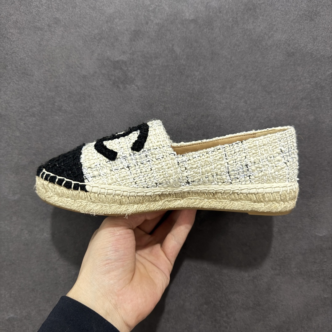 图片[2]-【莞产纯原】原版开发 市售顶级版本 CHANEL 香奈儿经典款 小香渔夫鞋 万年长青款 各路网红单品 春夏百搭款 牛仔裤 短裤轻松驾驭 原版一比一开模 99%还原正品100针麻绳上线，双双纯手工品质保证 原单进口羊皮 内里垫脚均为柔软绵羊皮 天然麻绳配透明橡胶大底 专柜统一包装。 脚背高/或者宽 建议选大一码 尺码： 35 36 37 38 39 40-选品中心